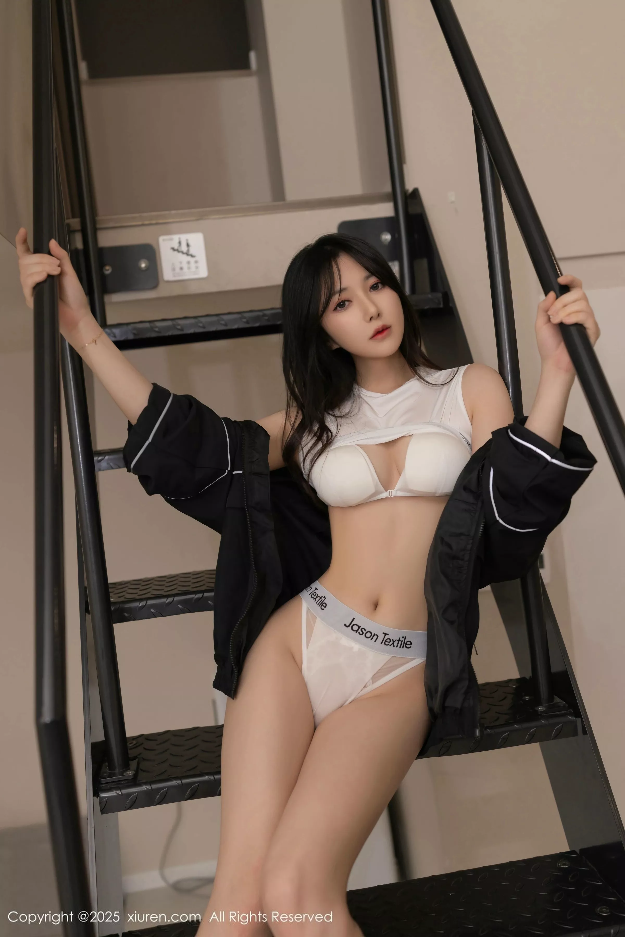 [[XiuRen秀人网]秀人网]No.10112_模特鱼子酱Fish性感黑色运动服露白色内衣秀曼妙身材诱惑写真58P