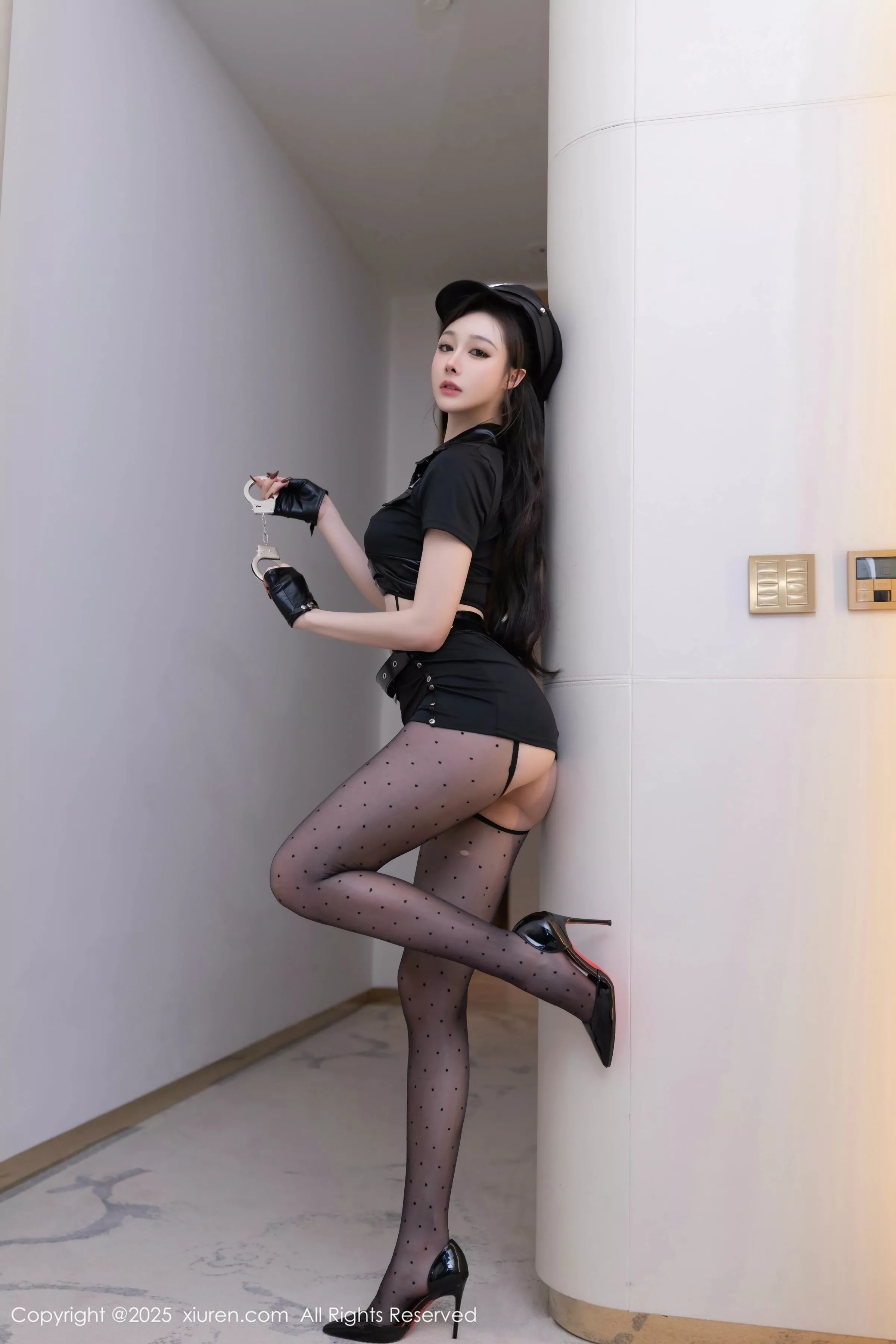 [[XiuRen秀人网]秀人网]No.10115_模特小逗逗性感黑色制服露黑色情趣内衣配超薄黑丝极致魅惑写真80P