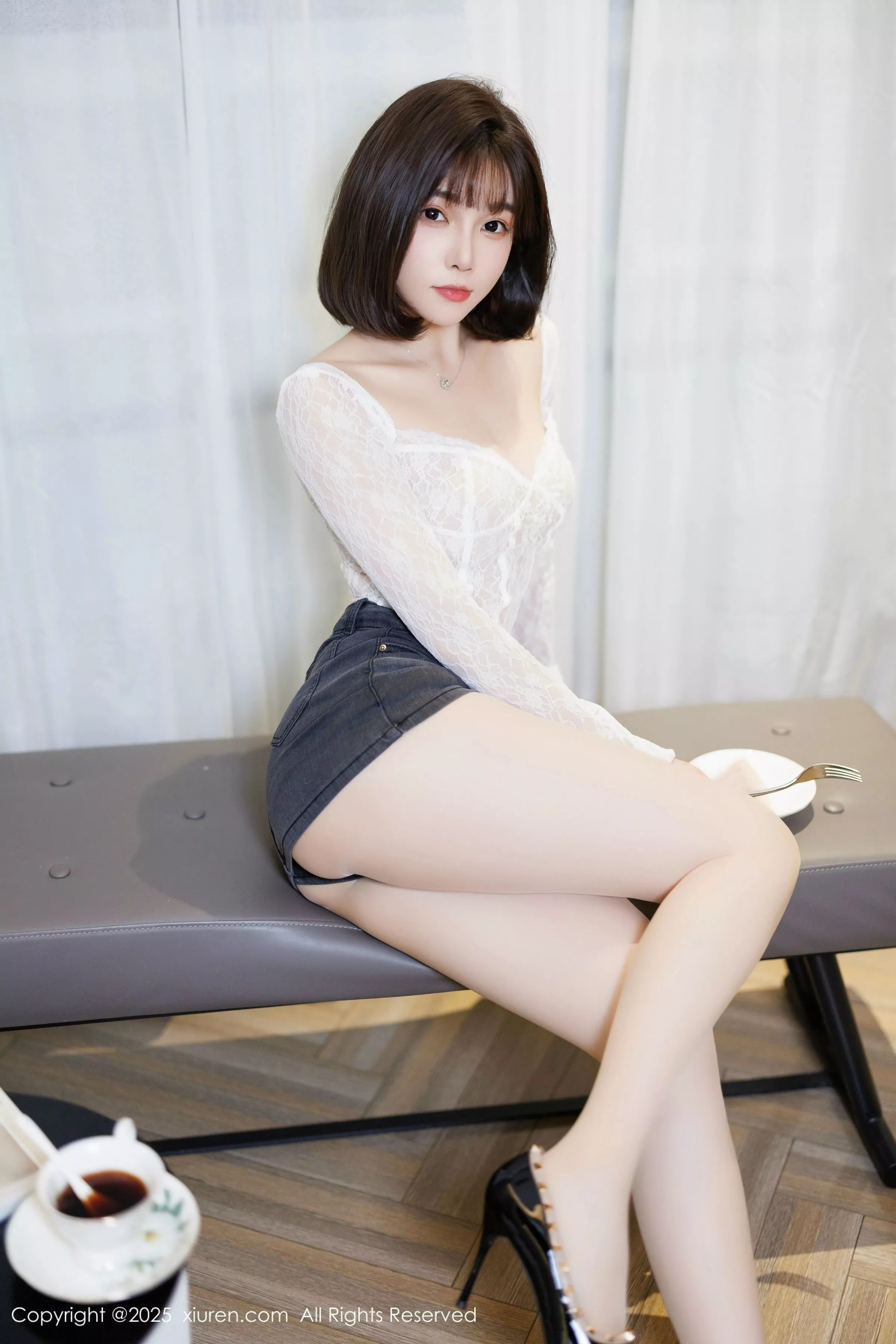 [[XiuRen秀人网]秀人网]No.10113_女神徐莉芝Booty白色上衣配肉丝袜+蓝色情趣内衣秀美腿诱惑写真83P