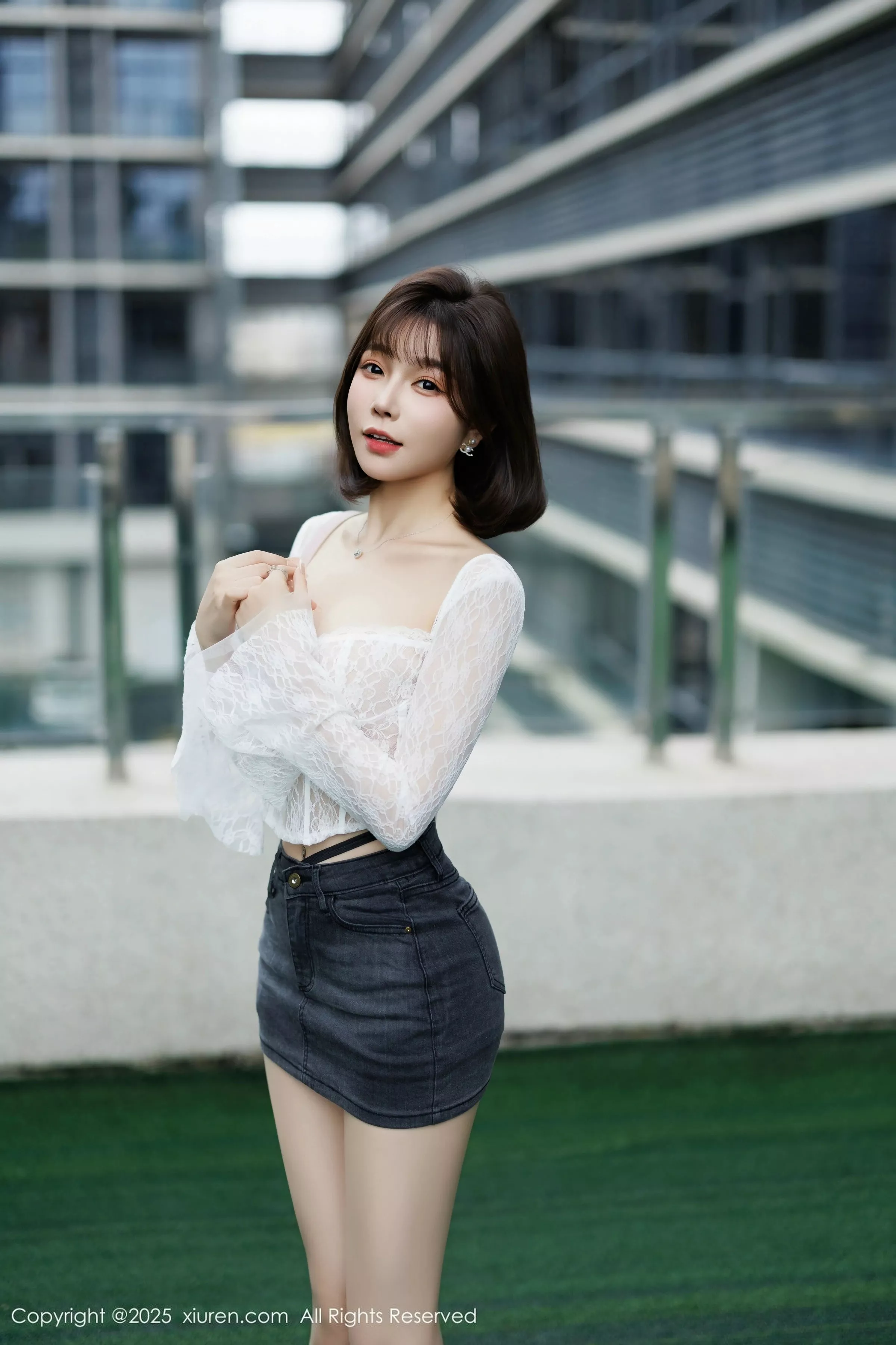 [[XiuRen秀人网]秀人网]No.10113_女神徐莉芝Booty白色上衣配肉丝袜+蓝色情趣内衣秀美腿诱惑写真83P