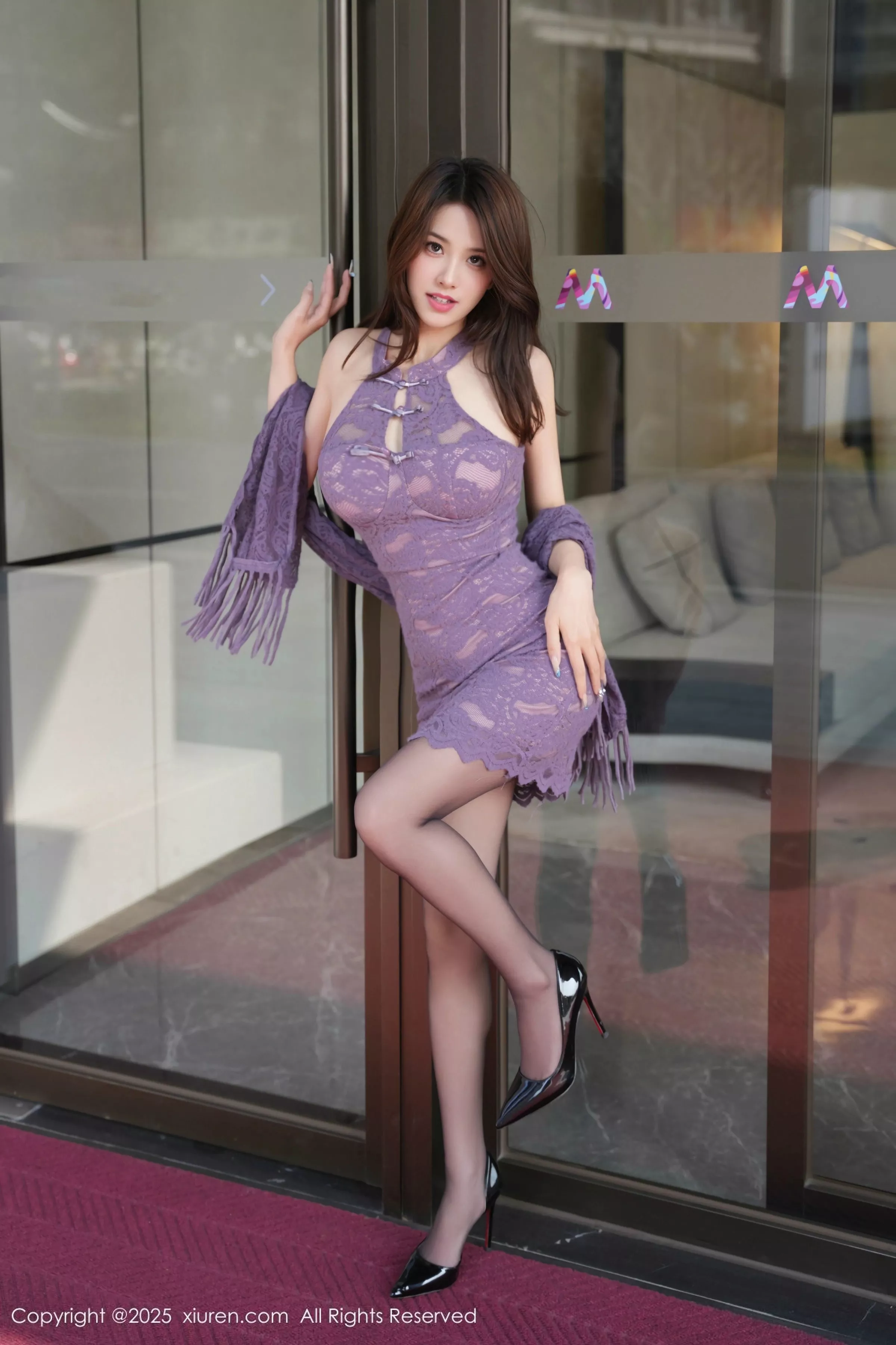 [[XiuRen秀人网]秀人网]No.10111_模特Well11性感紫色旗袍服饰配开档黑丝秀高挑曼妙身姿诱惑写真70P
