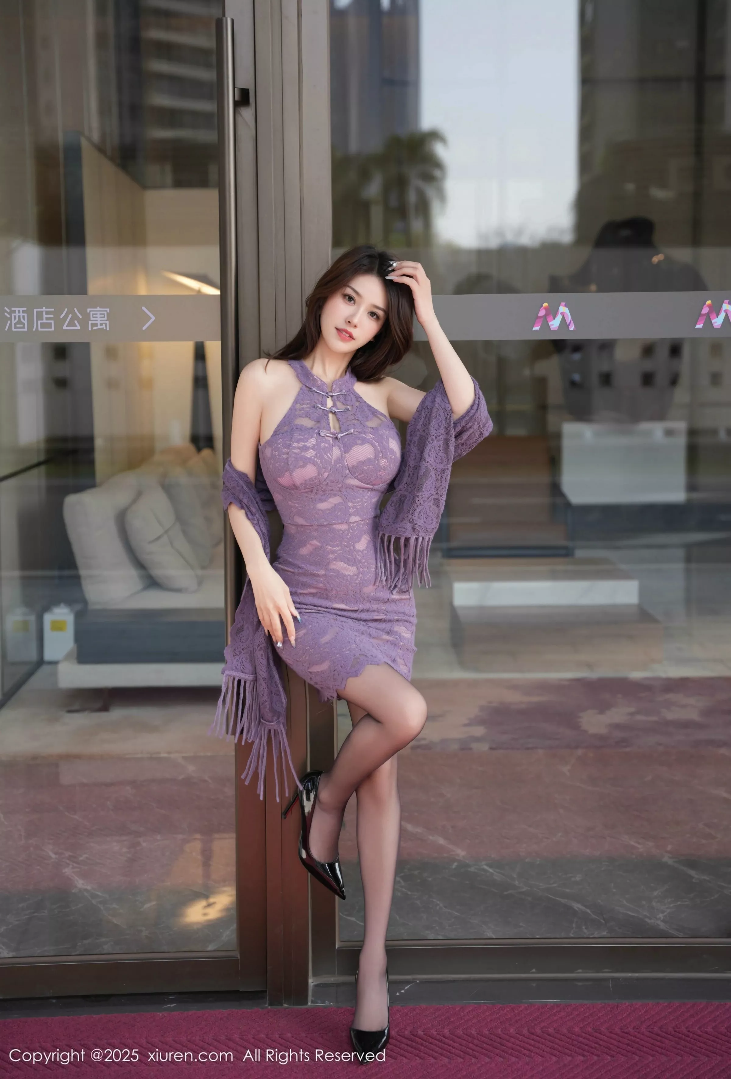 [[XiuRen秀人网]秀人网]No.10111_模特Well11性感紫色旗袍服饰配开档黑丝秀高挑曼妙身姿诱惑写真70P