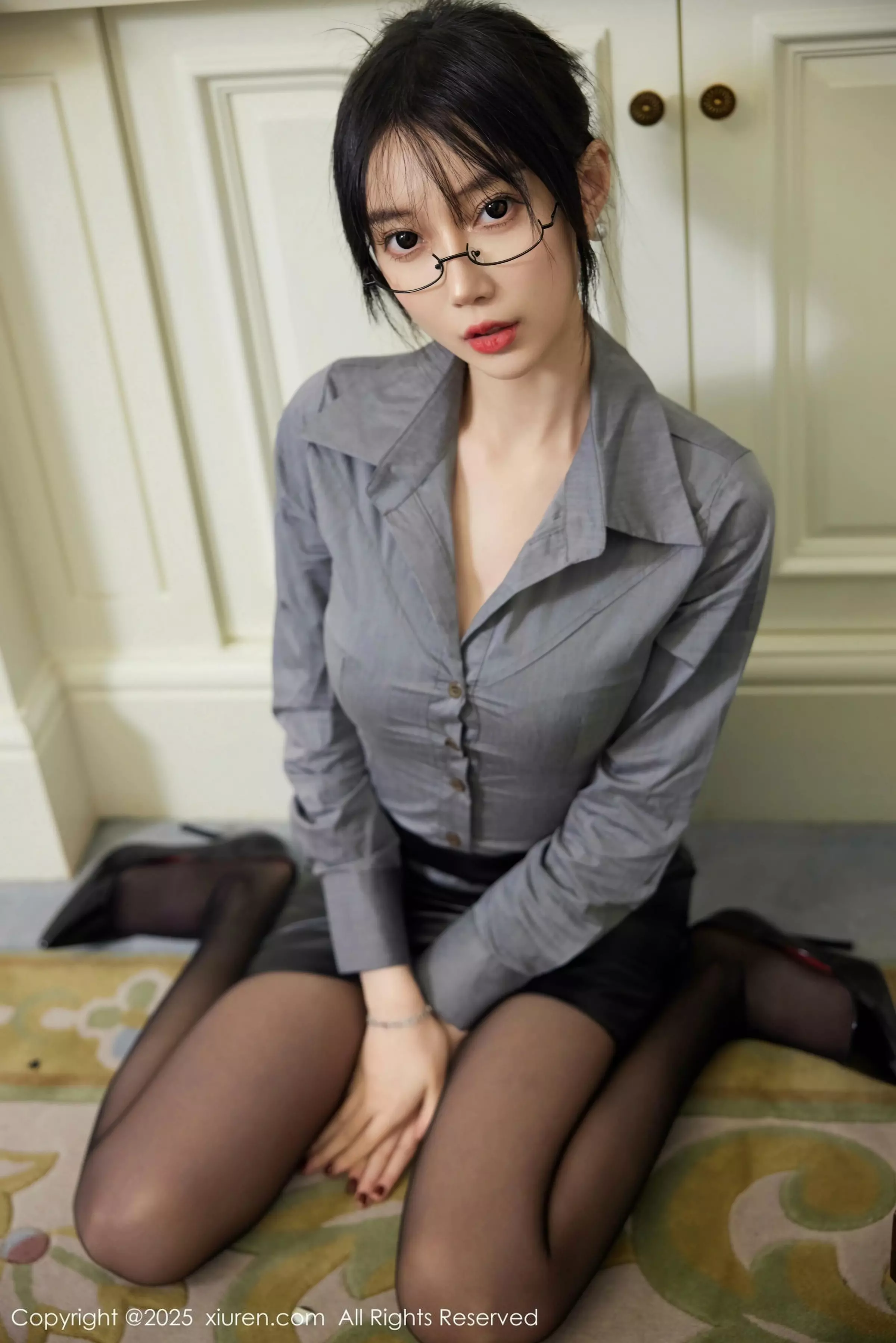 [[XiuRen秀人网]秀人网]No.10043_模特玥儿玥er性感Ol职业装露黑色内衣配超薄黑丝秀美腿诱惑写真87P