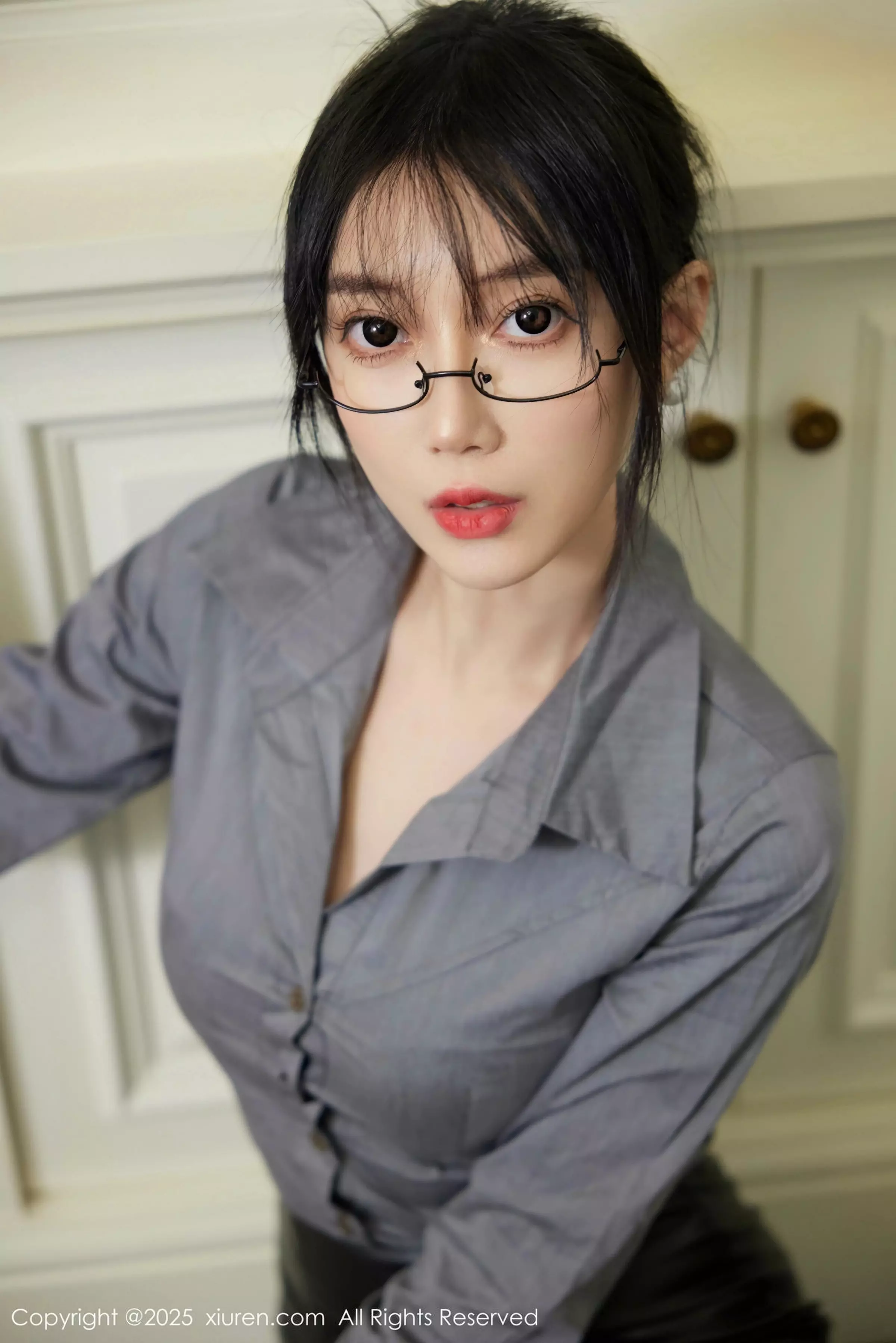 [[XiuRen秀人网]秀人网]No.10043_模特玥儿玥er性感Ol职业装露黑色内衣配超薄黑丝秀美腿诱惑写真87P
