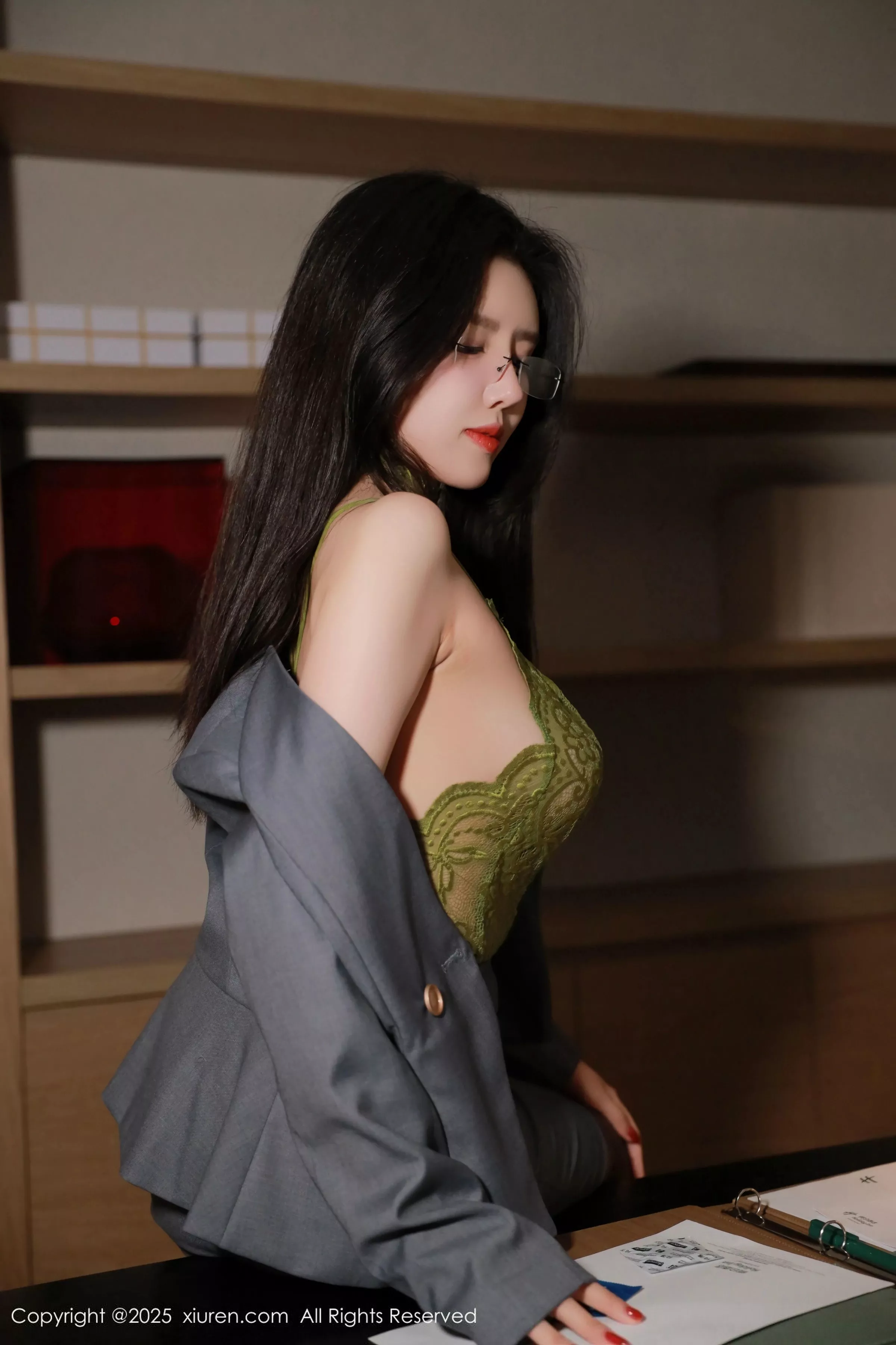 [[XiuRen秀人网]秀人网]No.10119_模特唐翩翩性感灰色OL服饰配黑丝吊袜秀完美身材迷人诱惑写真74P