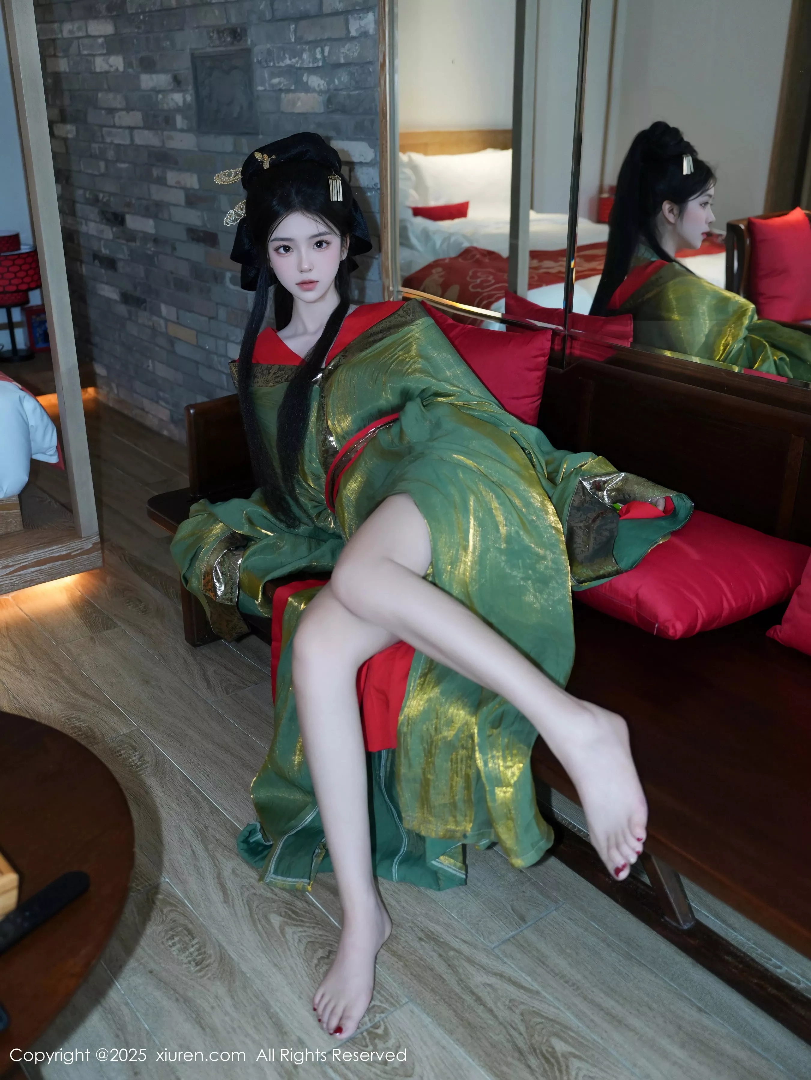 [[XiuRen秀人网]秀人网]No.10126_模特雪糕CiCi性感绿色古风服饰露红色情趣服饰秀美腿诱惑写真68P