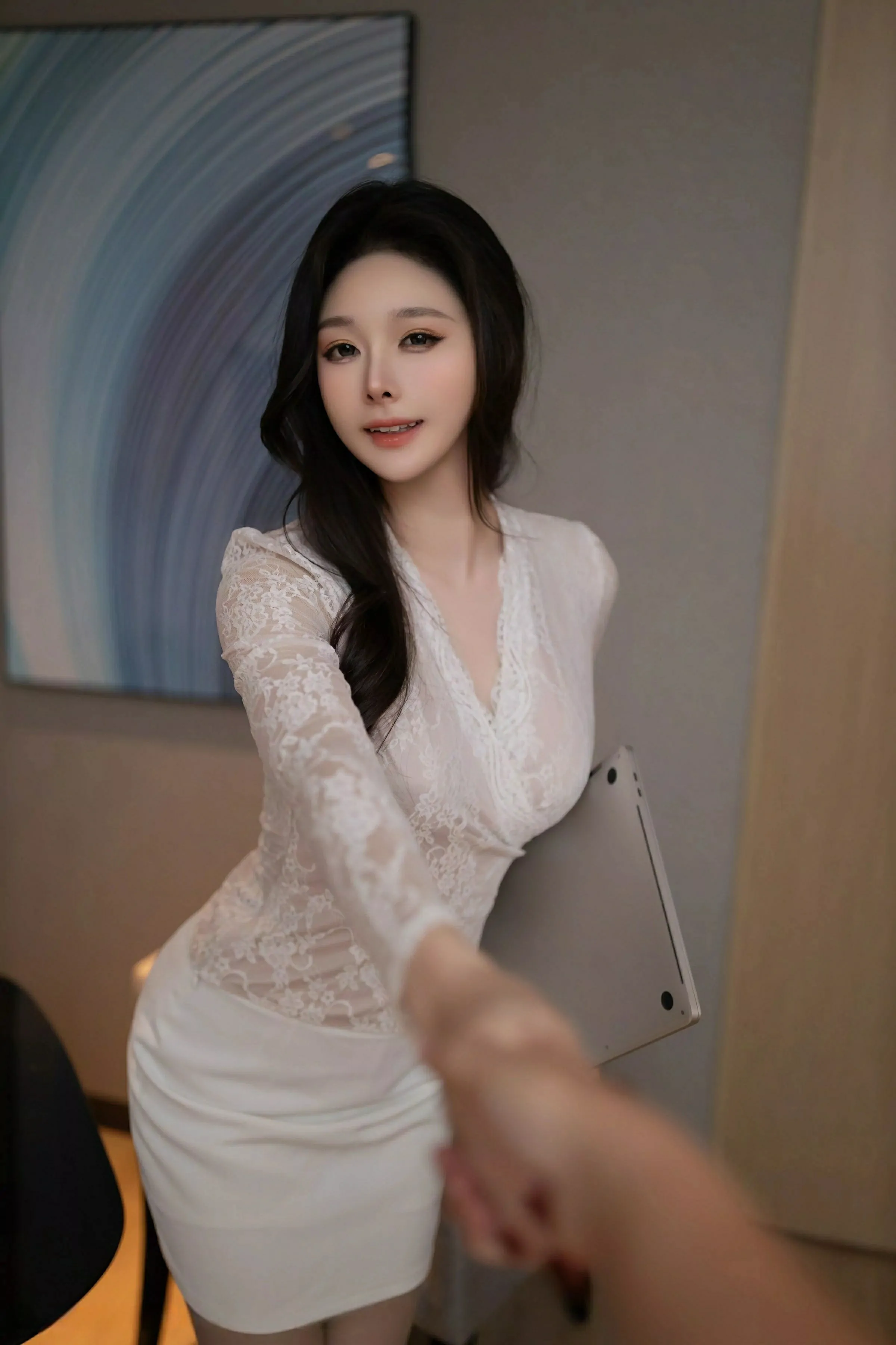 [[XiuRen秀人网]秀人网]No.10143_模特小逗逗性感白色连衣短裙配灰色丝袜秀曼妙身姿迷人诱惑写真80P