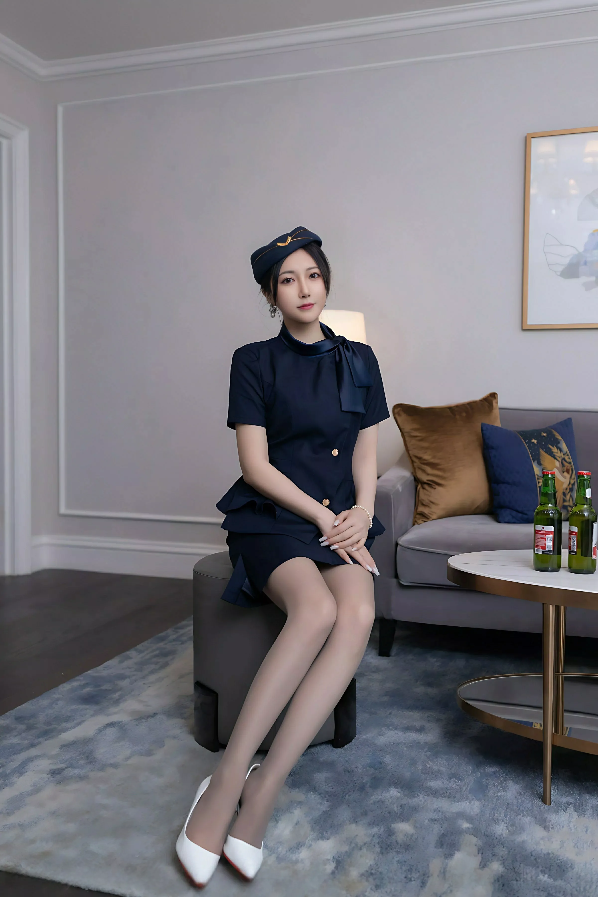 [[XiuRen秀人网]秀人网]No.10142_模特鱼子酱Fish性感空姐制服露白色内衣配灰丝袜秀美腿诱惑写真80P