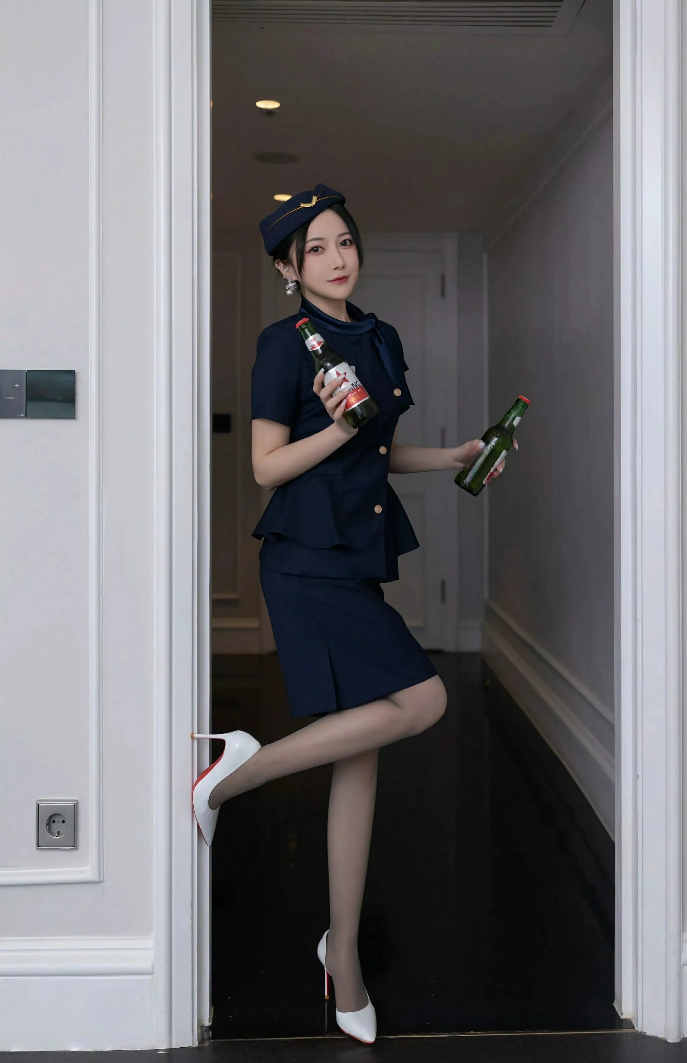 [[XiuRen秀人网]秀人网]No.10142_模特鱼子酱Fish性感空姐制服露白色内衣配灰丝袜秀美腿诱惑写真80P