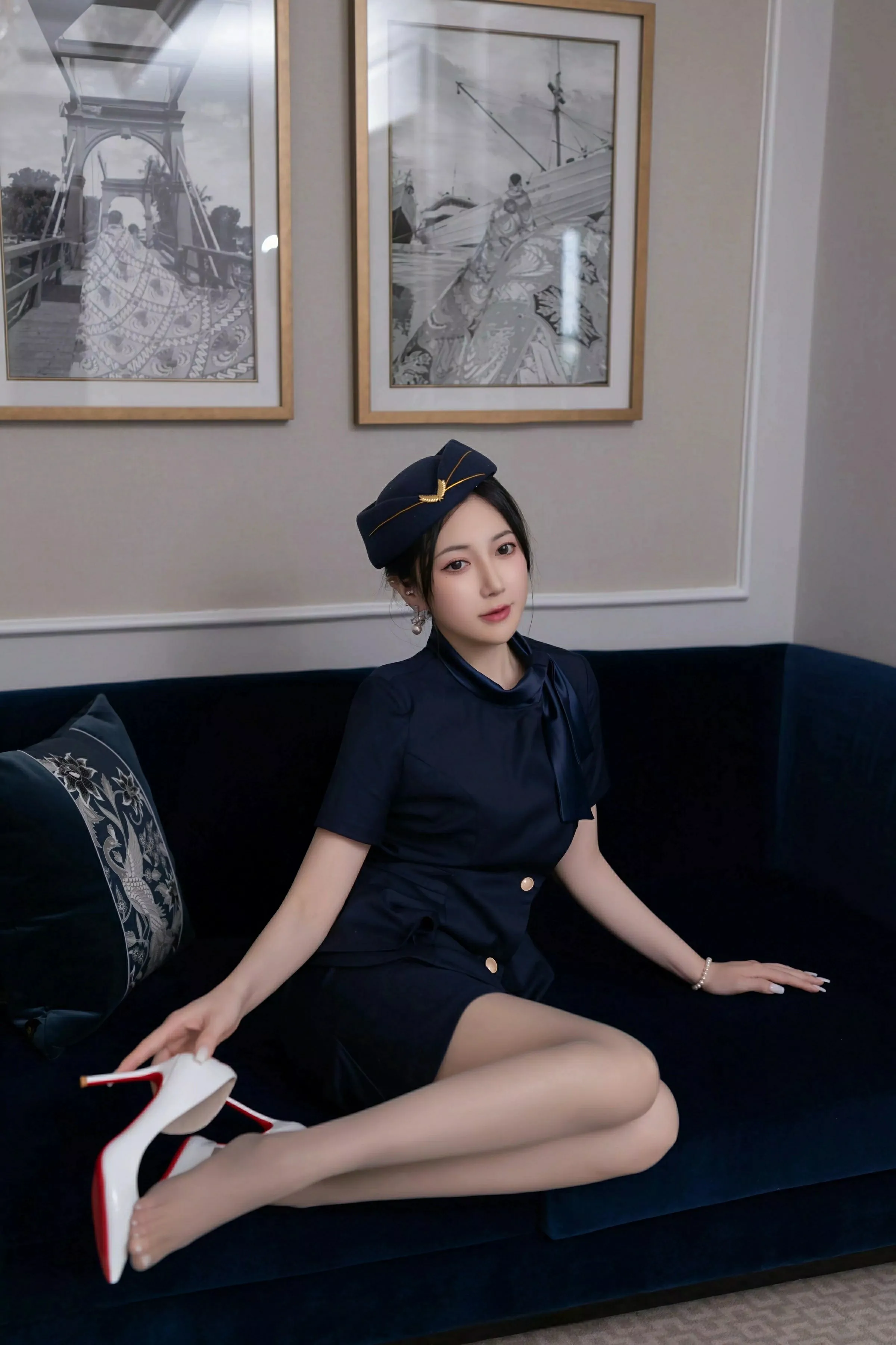 [[XiuRen秀人网]秀人网]No.10142_模特鱼子酱Fish性感空姐制服露白色内衣配灰丝袜秀美腿诱惑写真80P