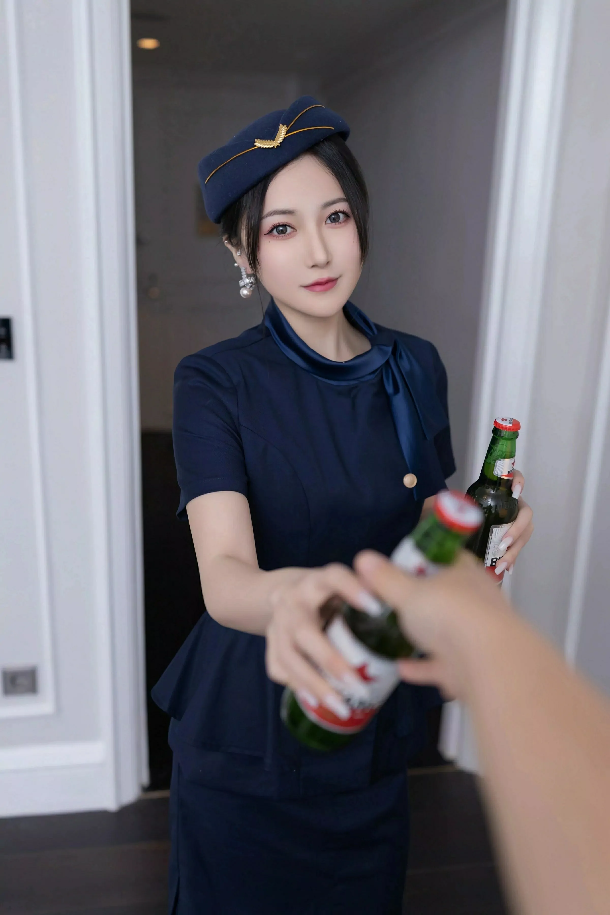 [[XiuRen秀人网]秀人网]No.10142_模特鱼子酱Fish性感空姐制服露白色内衣配灰丝袜秀美腿诱惑写真80P