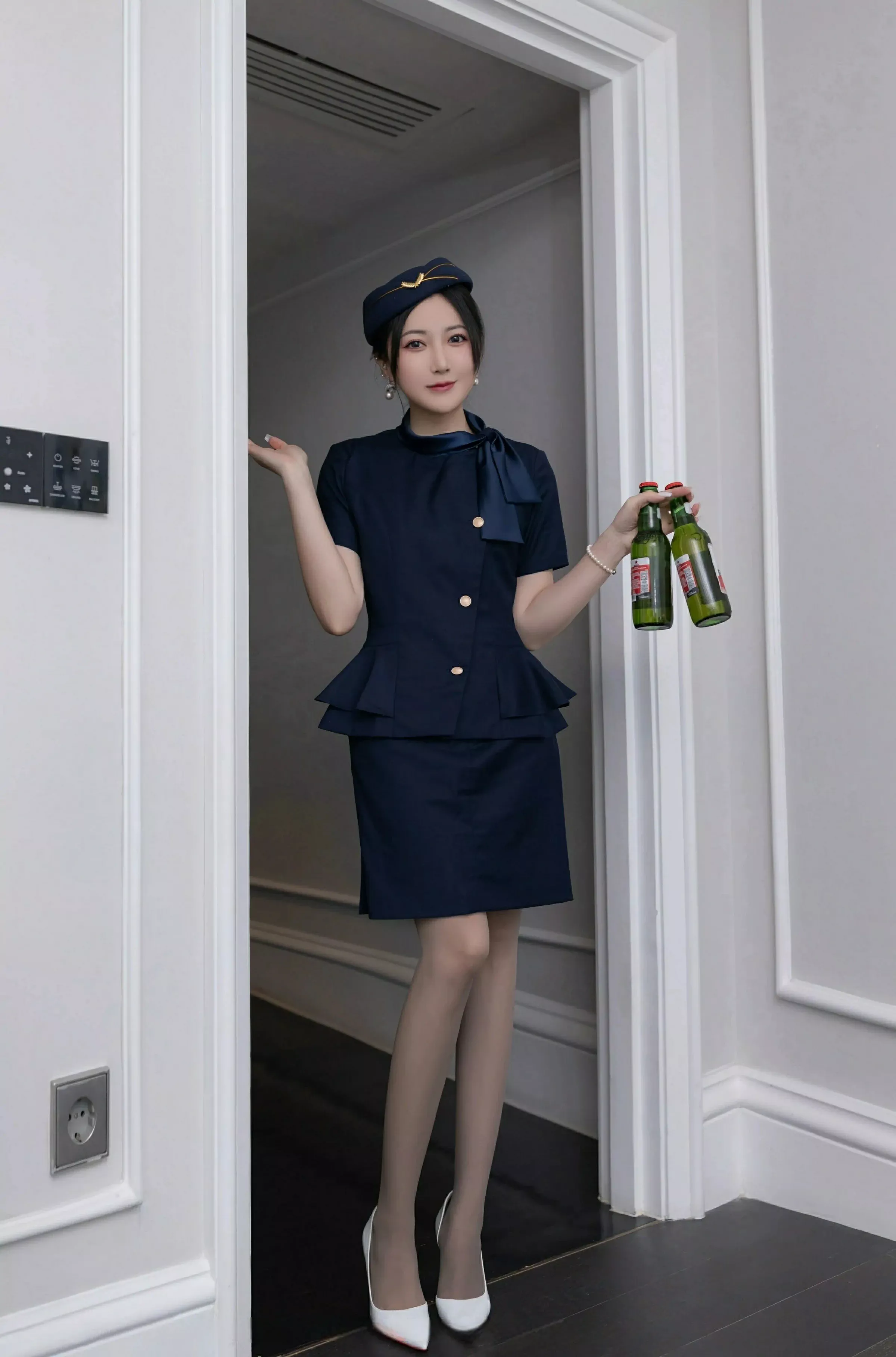 [[XiuRen秀人网]秀人网]No.10142_模特鱼子酱Fish性感空姐制服露白色内衣配灰丝袜秀美腿诱惑写真80P