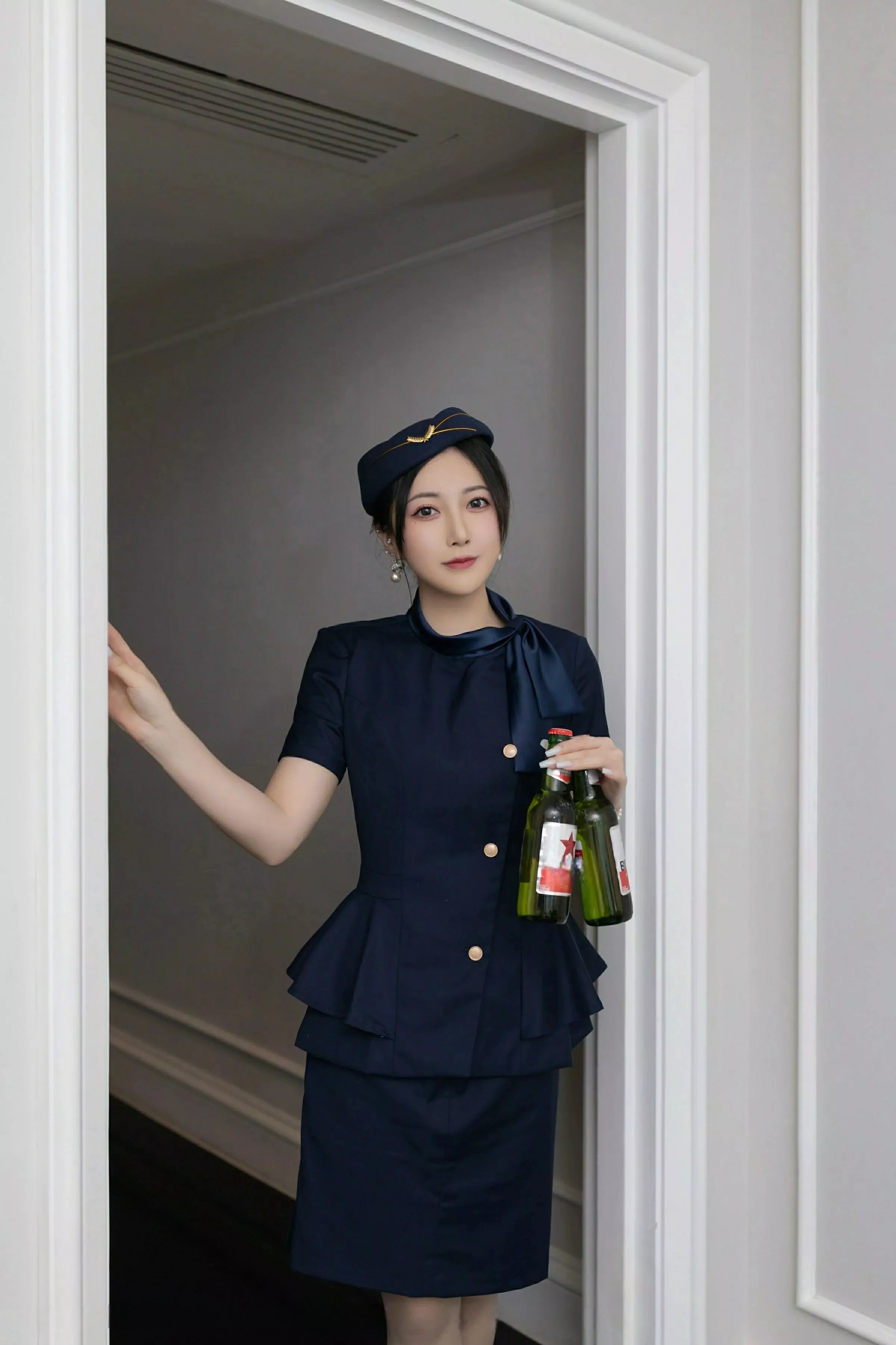 [[XiuRen秀人网]秀人网]No.10142_模特鱼子酱Fish性感空姐制服露白色内衣配灰丝袜秀美腿诱惑写真80P
