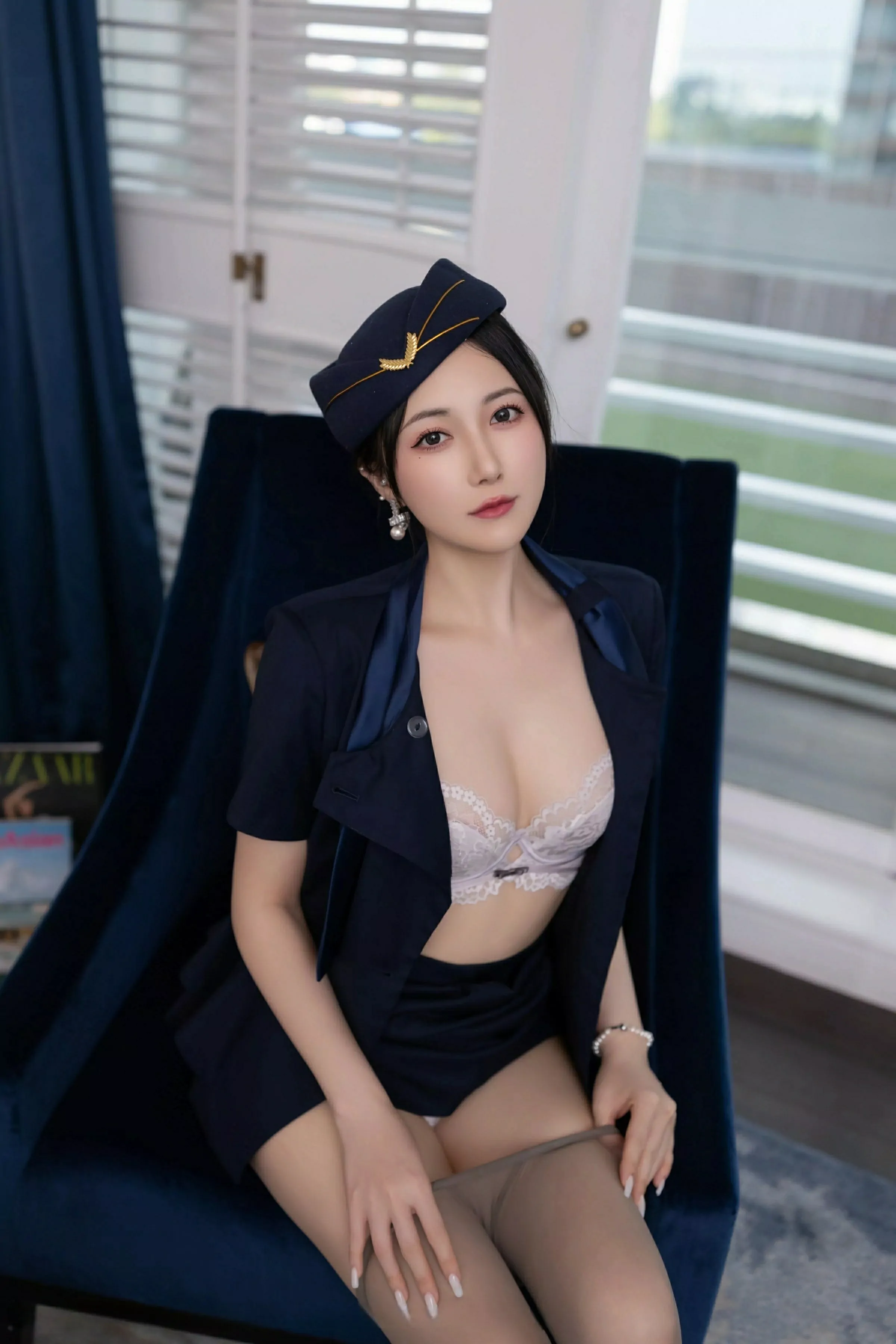 [[XiuRen秀人网]秀人网]No.10142_模特鱼子酱Fish性感空姐制服露白色内衣配灰丝袜秀美腿诱惑写真80P