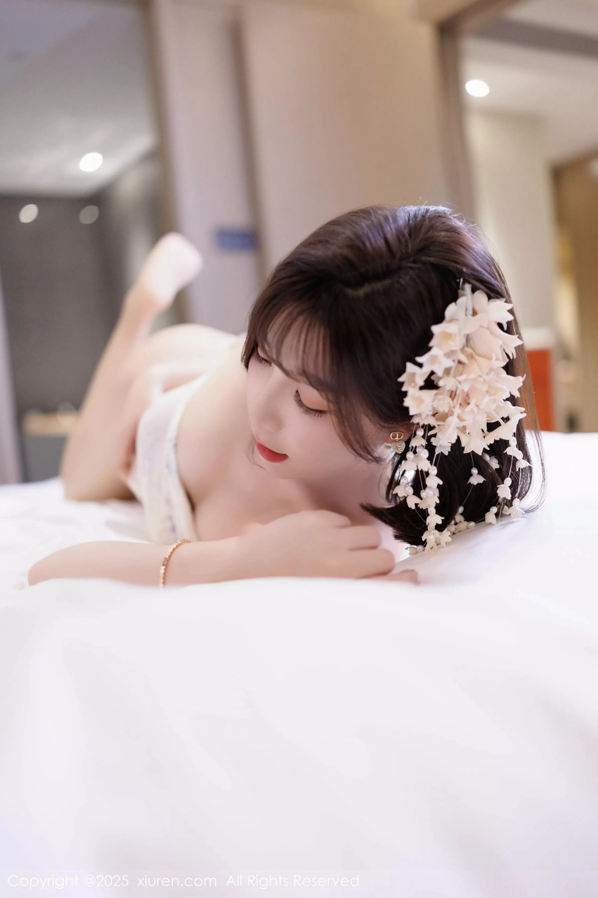 [[XiuRen秀人网]秀人网]No.10048_女神徐莉芝Booty性感白色上衣配黑色短裙秀曼妙身姿诱惑写真82P