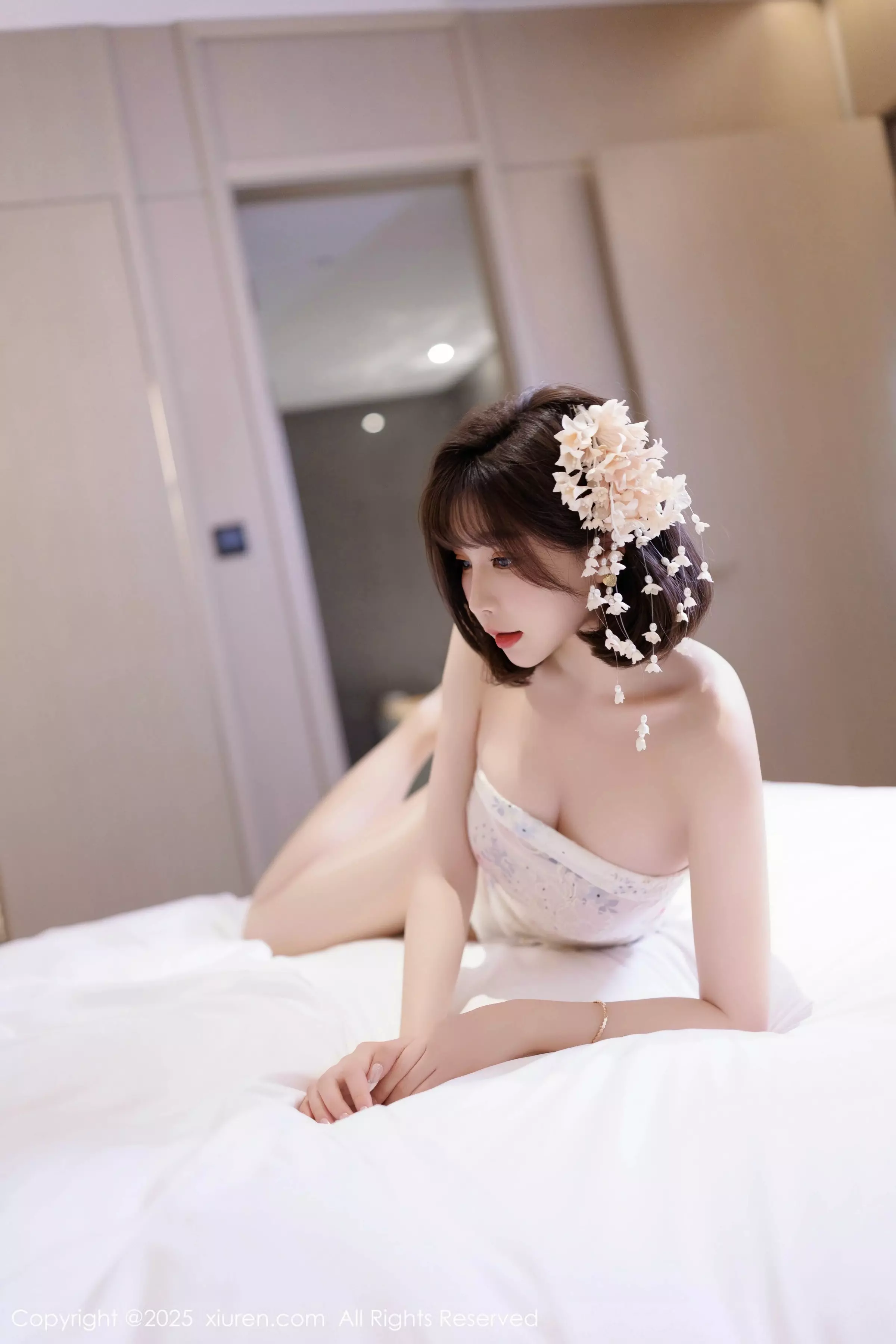[[XiuRen秀人网]秀人网]No.10048_女神徐莉芝Booty性感白色上衣配黑色短裙秀曼妙身姿诱惑写真82P