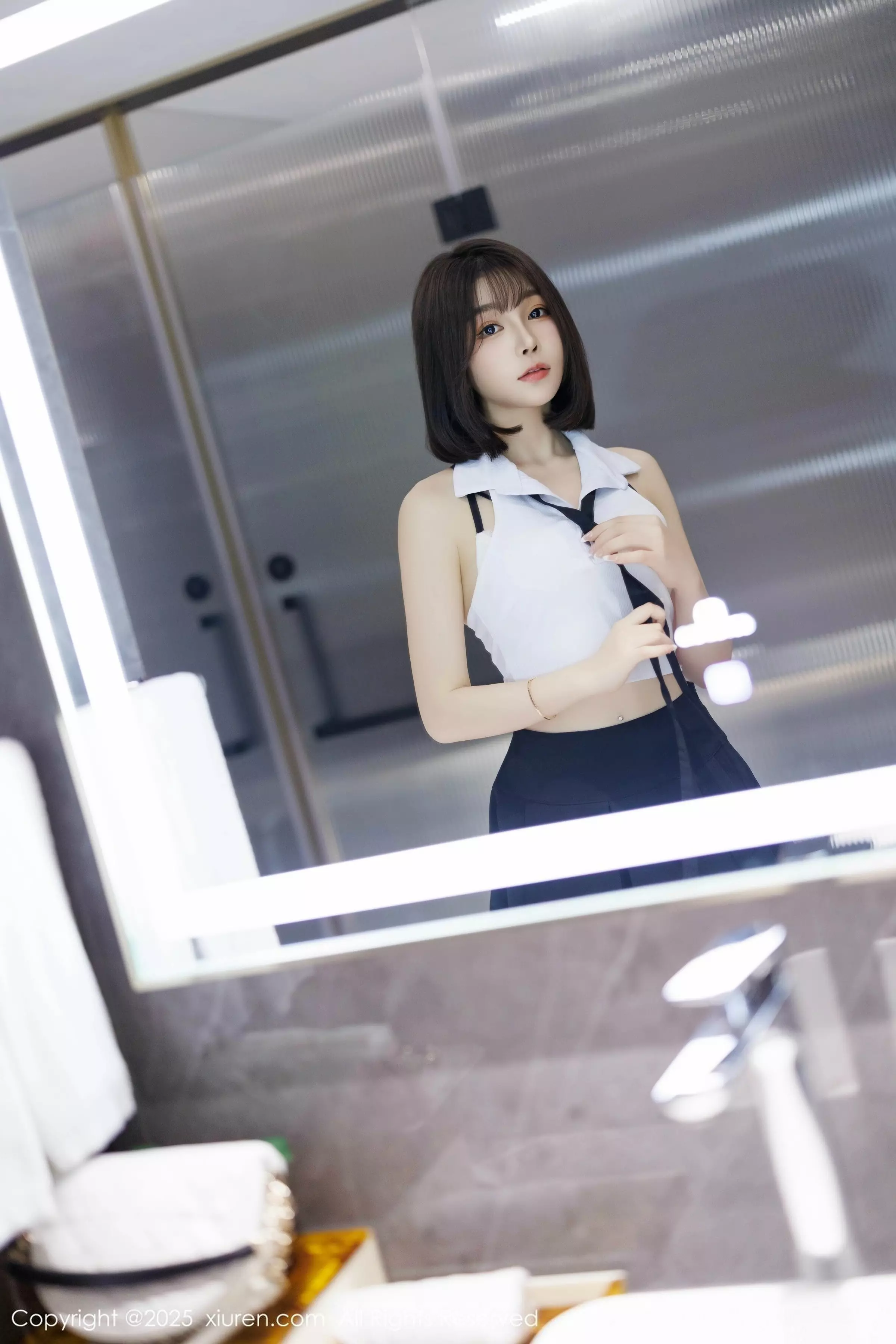 [[XiuRen秀人网]秀人网]No.10048_女神徐莉芝Booty性感白色上衣配黑色短裙秀曼妙身姿诱惑写真82P