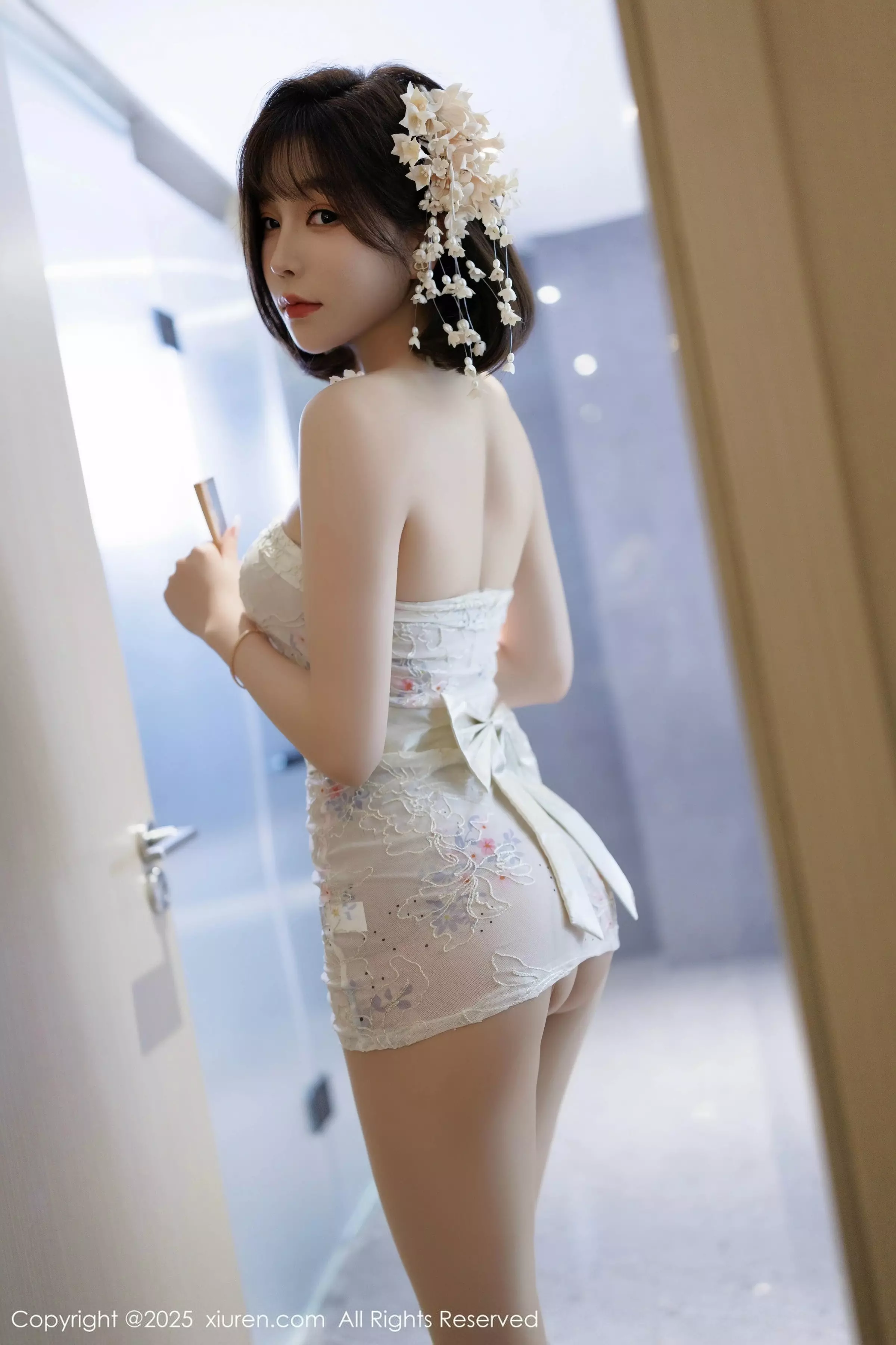 [[XiuRen秀人网]秀人网]No.10048_女神徐莉芝Booty性感白色上衣配黑色短裙秀曼妙身姿诱惑写真82P