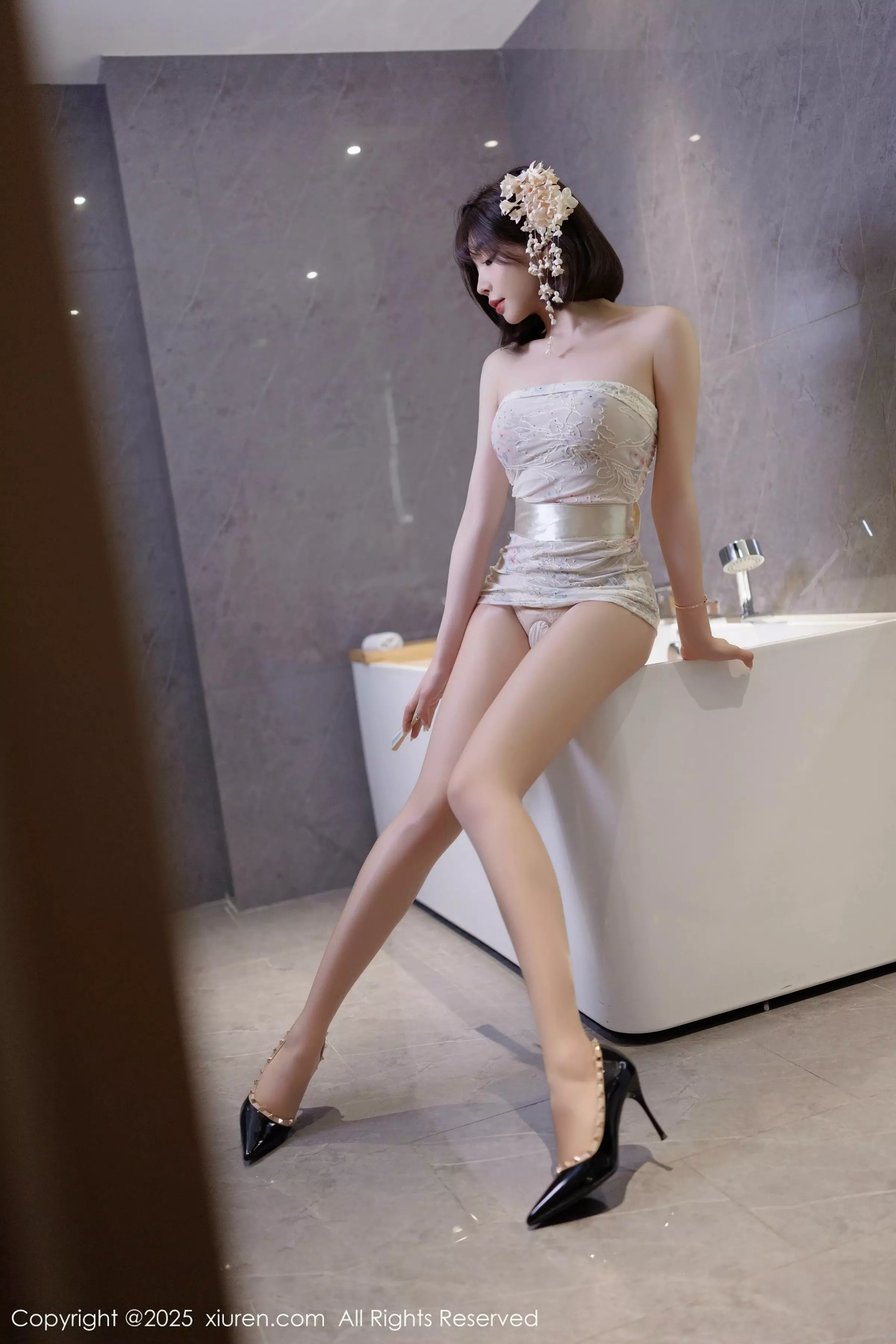 [[XiuRen秀人网]秀人网]No.10048_女神徐莉芝Booty性感白色上衣配黑色短裙秀曼妙身姿诱惑写真82P