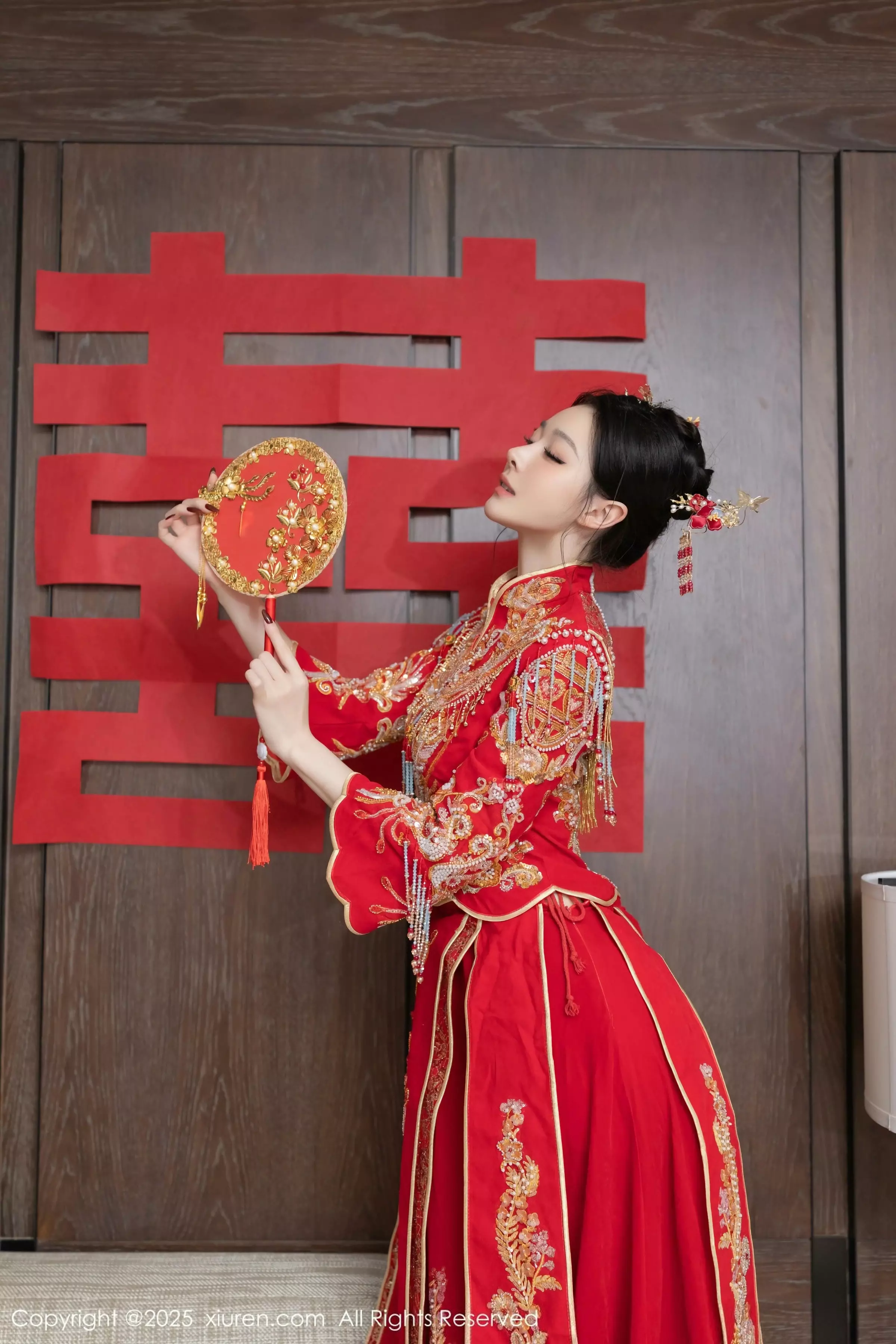 [[XiuRen秀人网]秀人网]No.10055_模特小逗逗新婚主题性感红色蕾丝内衣配黑丝吊袜完美诱惑写真82P