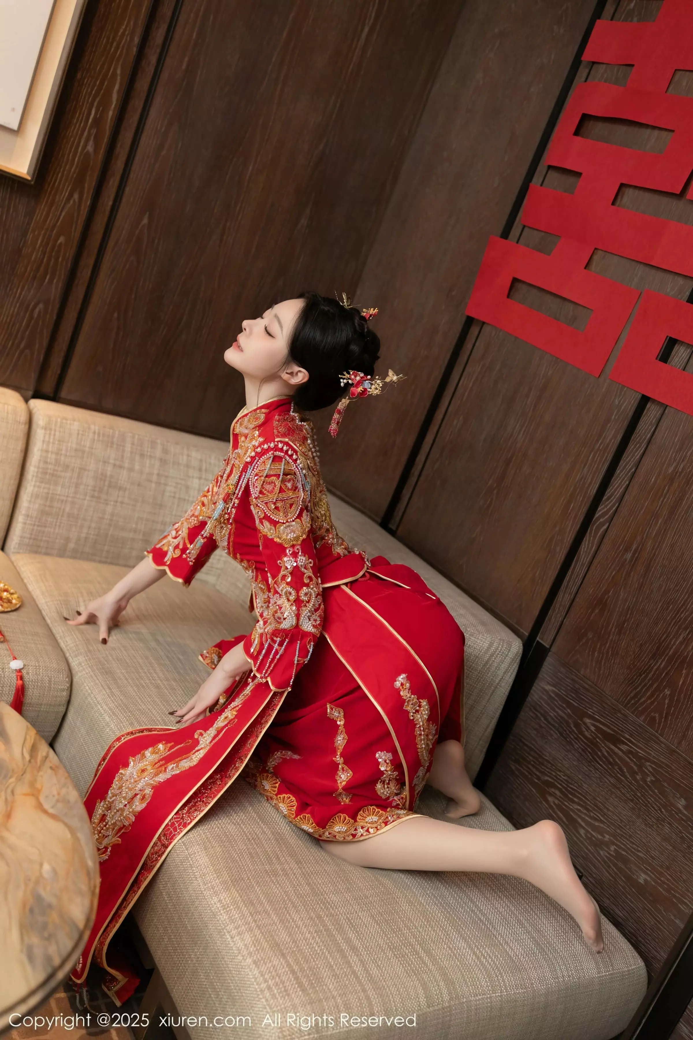 [[XiuRen秀人网]秀人网]No.10055_模特小逗逗新婚主题性感红色蕾丝内衣配黑丝吊袜完美诱惑写真82P