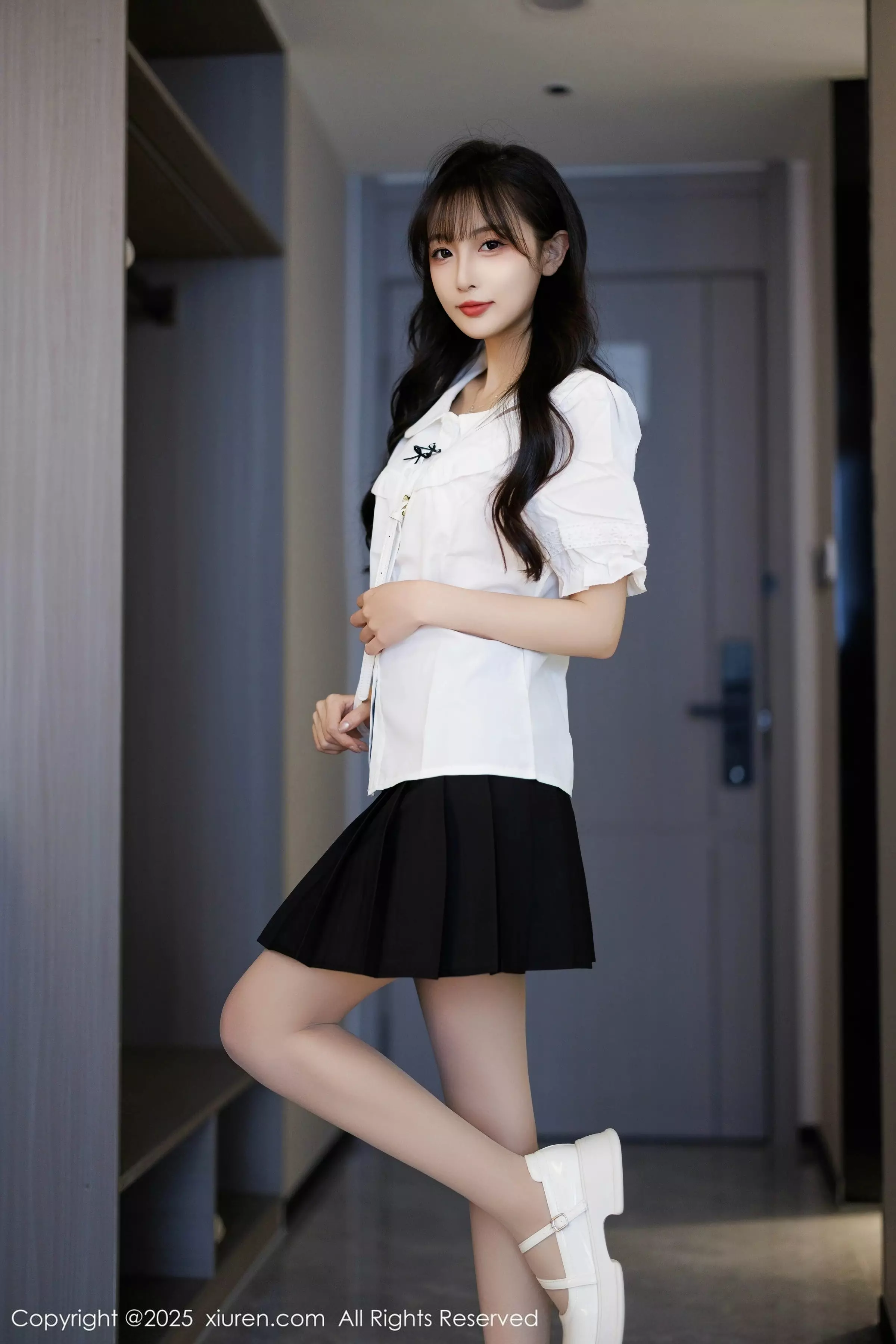 [[XiuRen秀人网]秀人网]No.10067_模特樱桃小阑子性感白色上衣配黑短裙秀曼妙身姿迷人诱惑写真83P