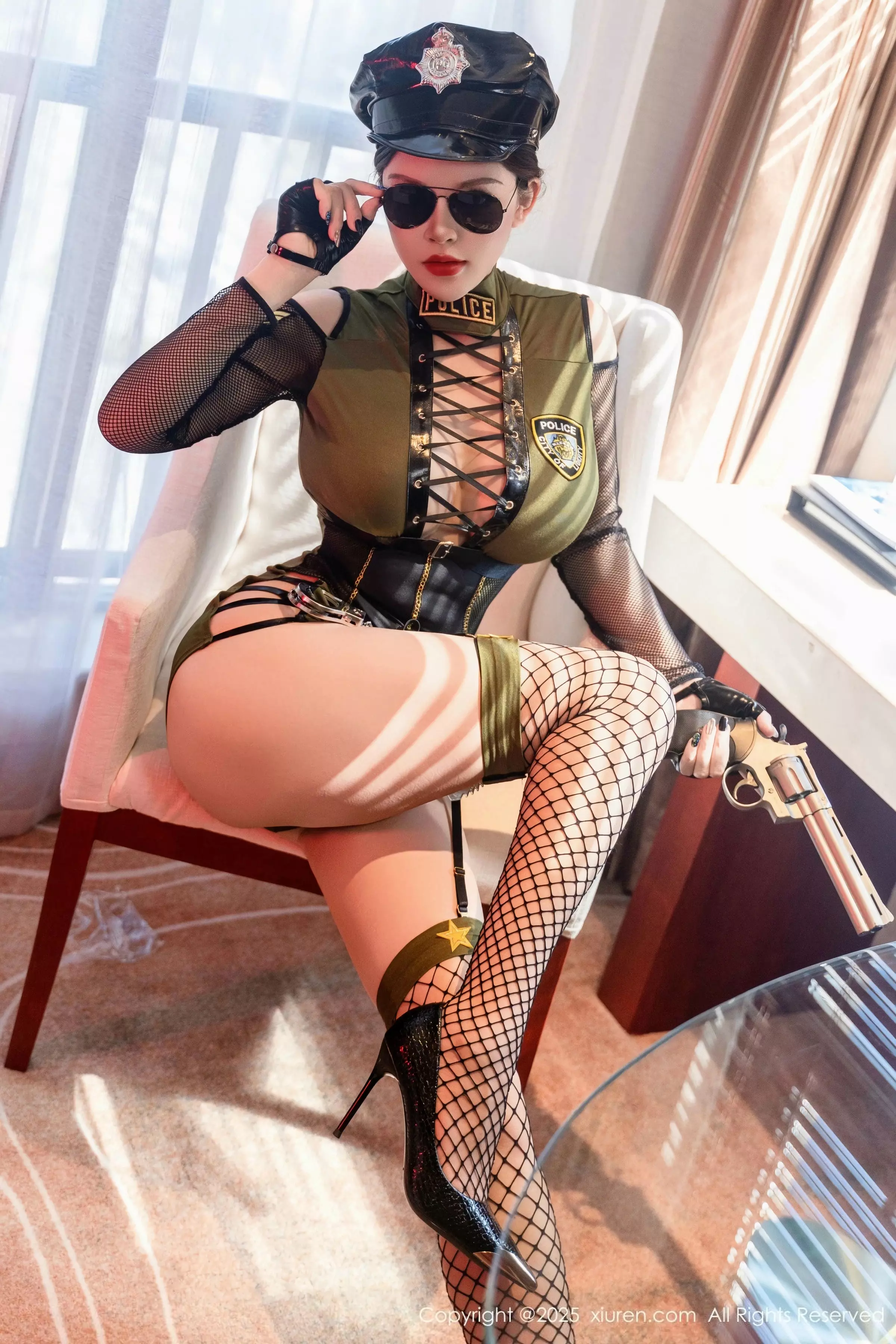 [[XiuRen秀人网]秀人网]No.10064_大美妞伊丽莎有点白性感橄榄绿服饰配黑丝网袜秀美腿诱惑写真98P