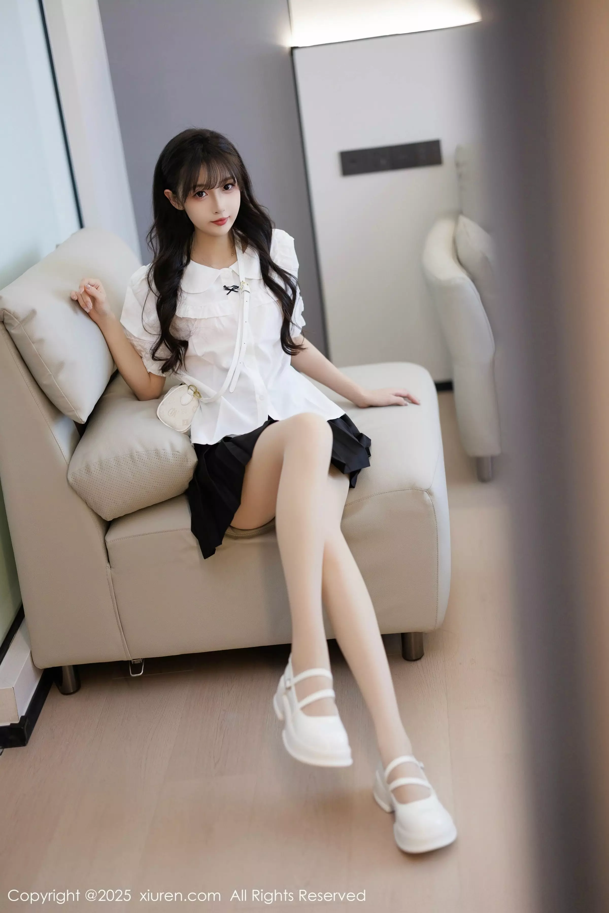 [[XiuRen秀人网]秀人网]No.10067_模特樱桃小阑子性感白色上衣配黑短裙秀曼妙身姿迷人诱惑写真83P