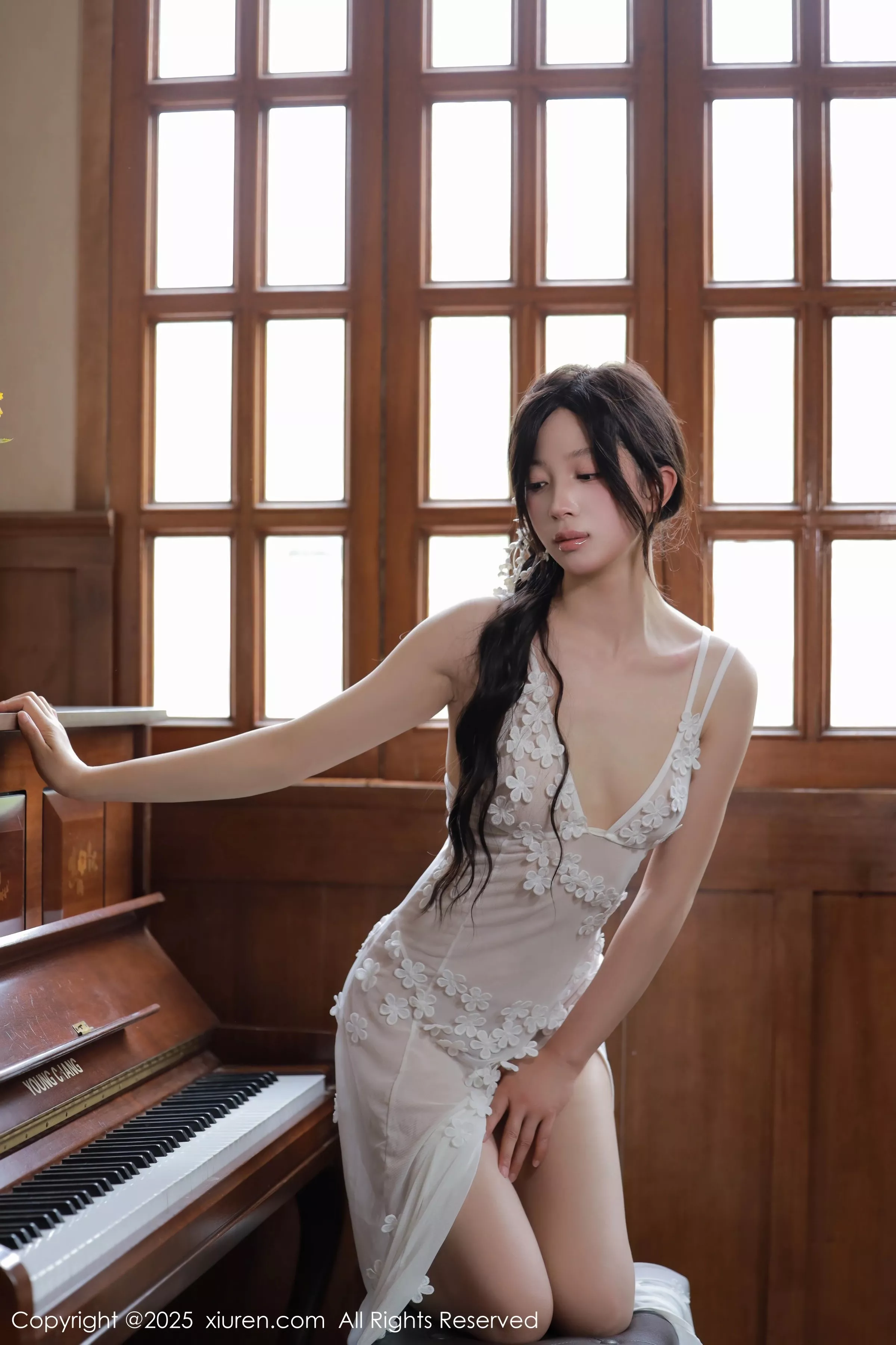 [[XiuRen秀人网]秀人网]No.10198_新人模特橙子酱Lillian白色蕾丝裙露金属情趣内衣秀美腿诱惑写真78P