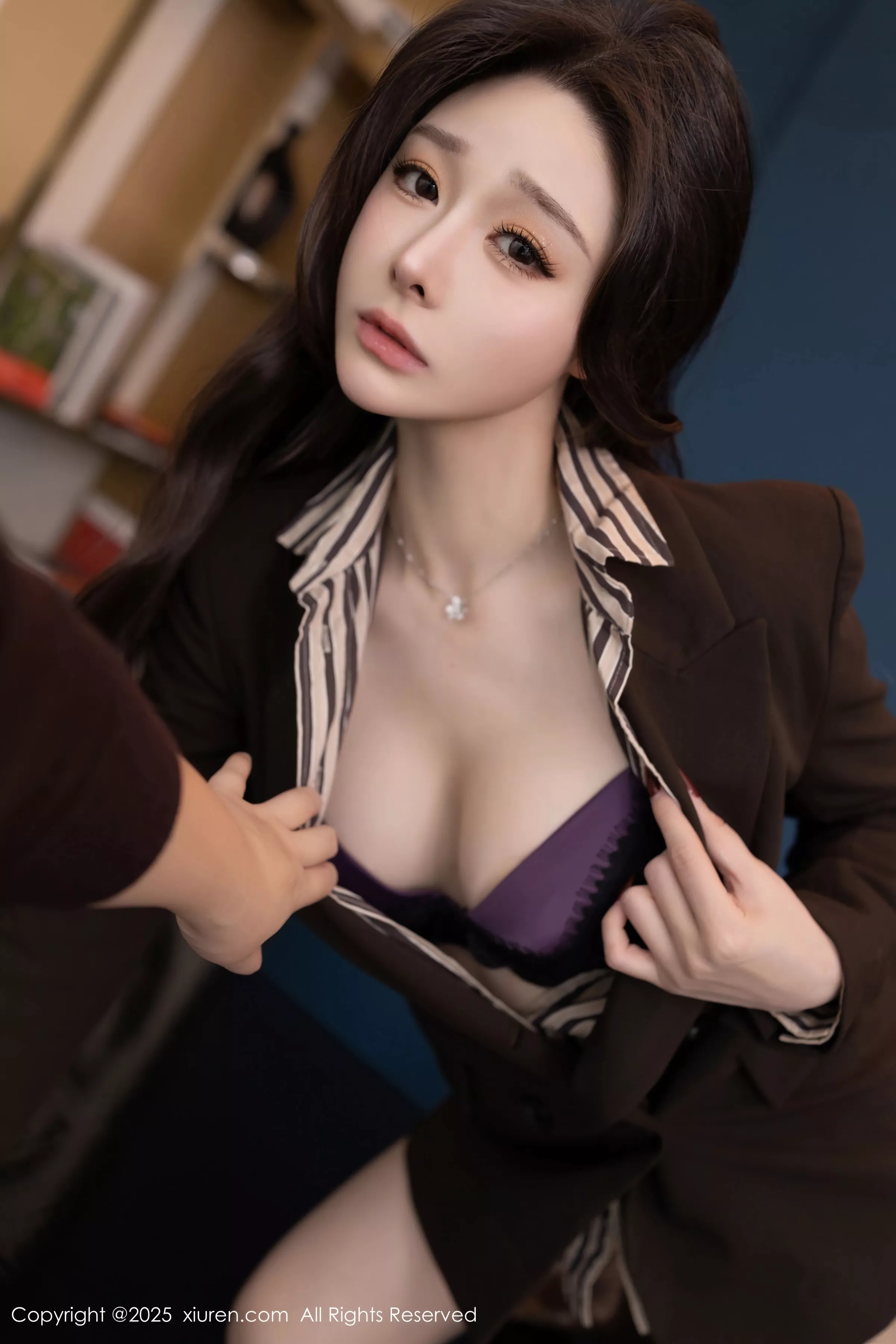 [[XiuRen秀人网]秀人网]No.10202_模特小逗逗性感衬衫露紫色蕾丝内衣配黑丝袜秀曼妙身姿诱惑写真80P