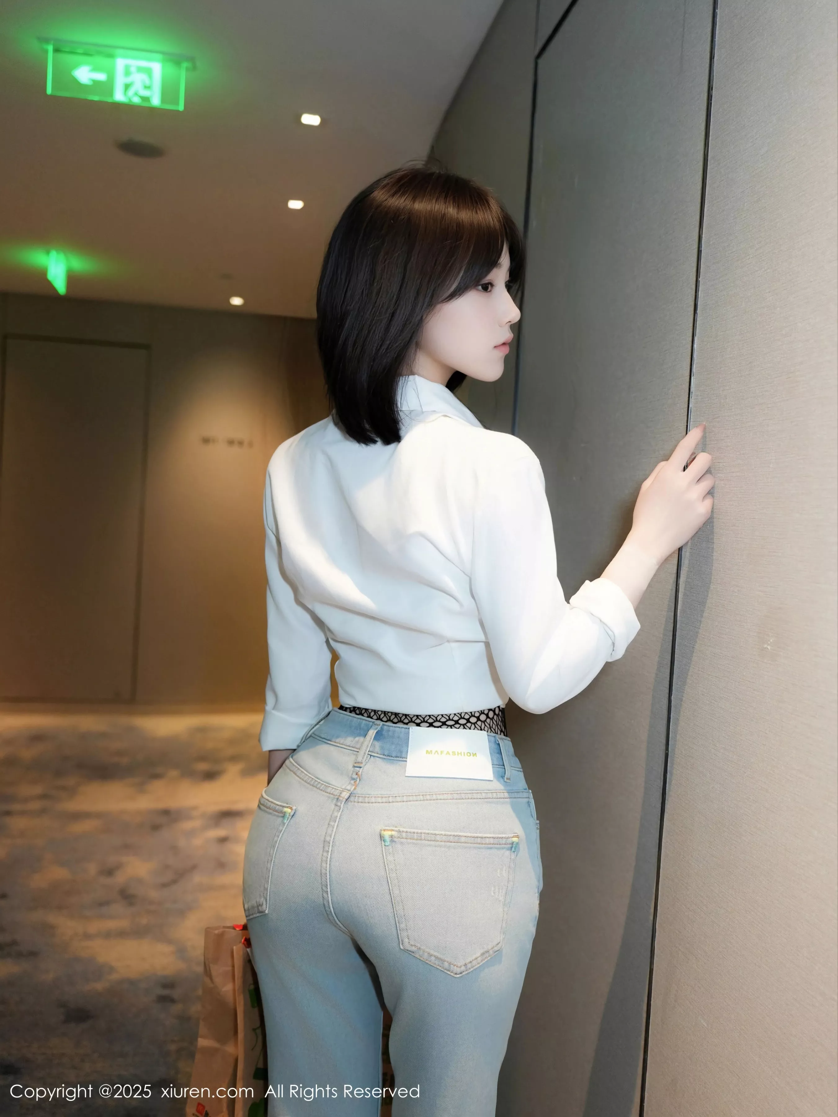 [[XiuRen秀人网]秀人网]No.10235_模特汁汁性感白T恤配牛仔裤露蓝色蕾丝内衣秀曼妙身姿诱惑写真69P