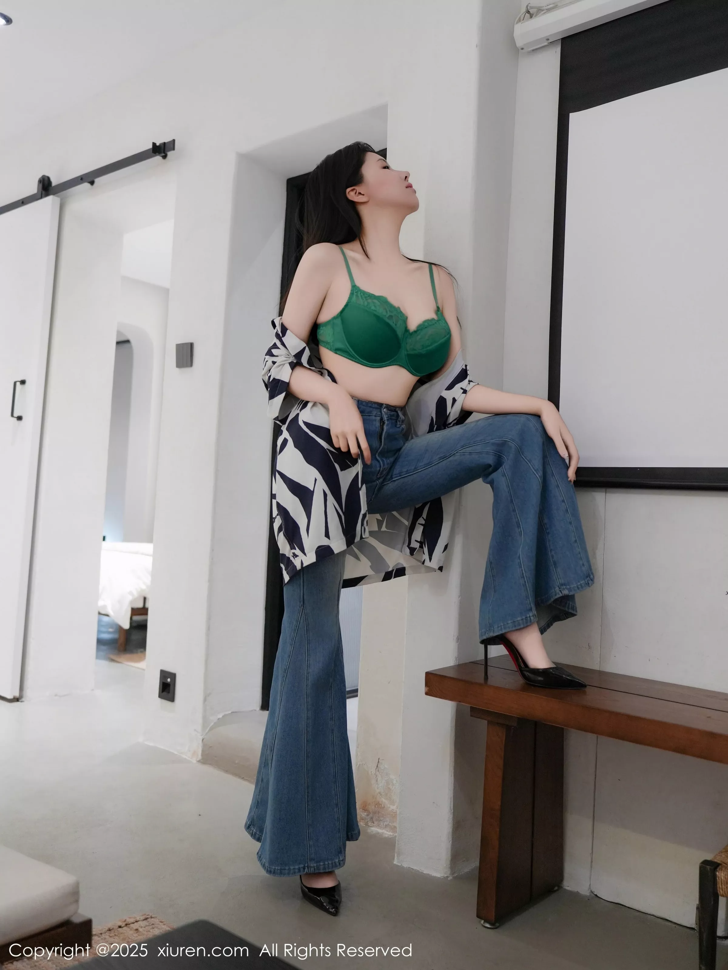 [[XiuRen秀人网]秀人网]No.10260_模特袁圆性感T恤露绿色内衣配灰色丝袜秀曼妙身姿完美诱惑写真78P