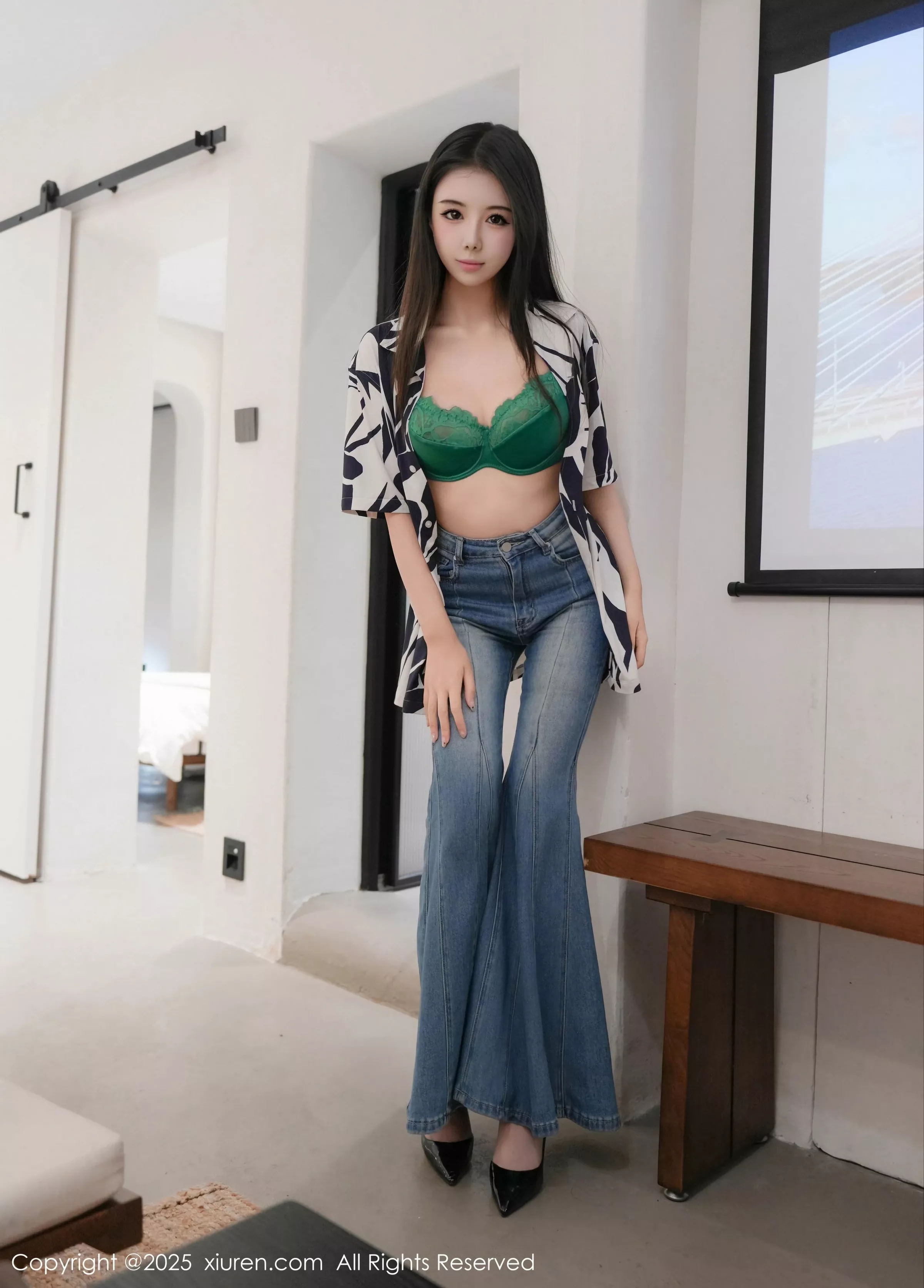 [[XiuRen秀人网]秀人网]No.10260_模特袁圆性感T恤露绿色内衣配灰色丝袜秀曼妙身姿完美诱惑写真78P