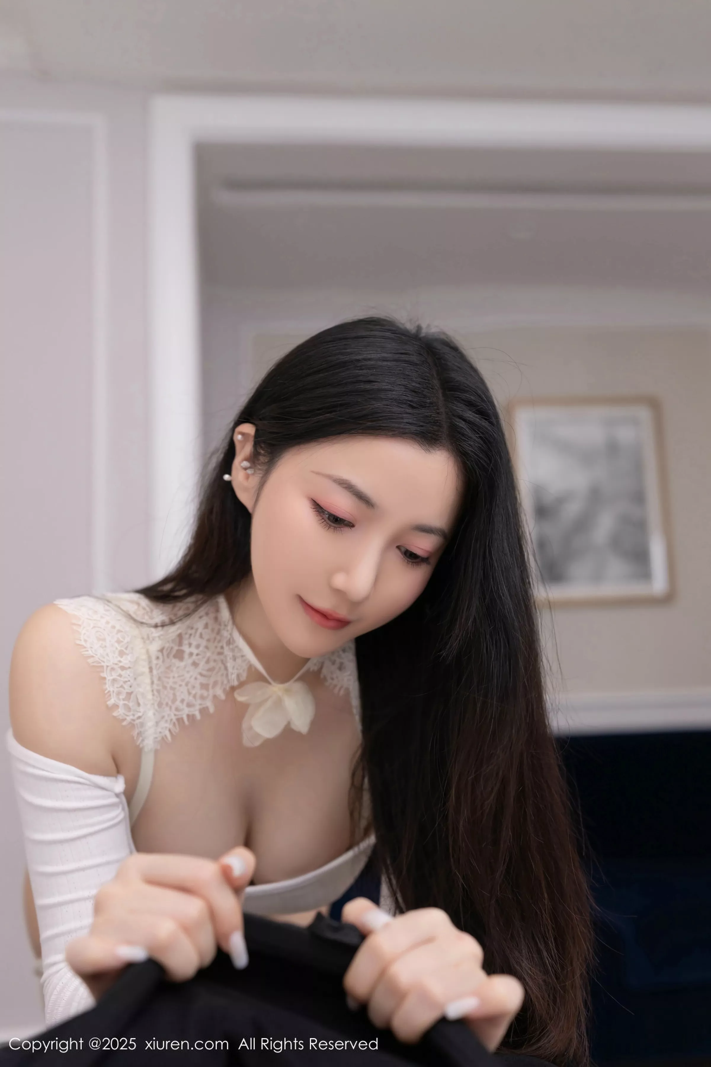 [[XiuRen秀人网]秀人网]No.10261_模特鱼子酱Fish性感白色短T露白色内衣配开档白丝秀美腿诱惑写真80P