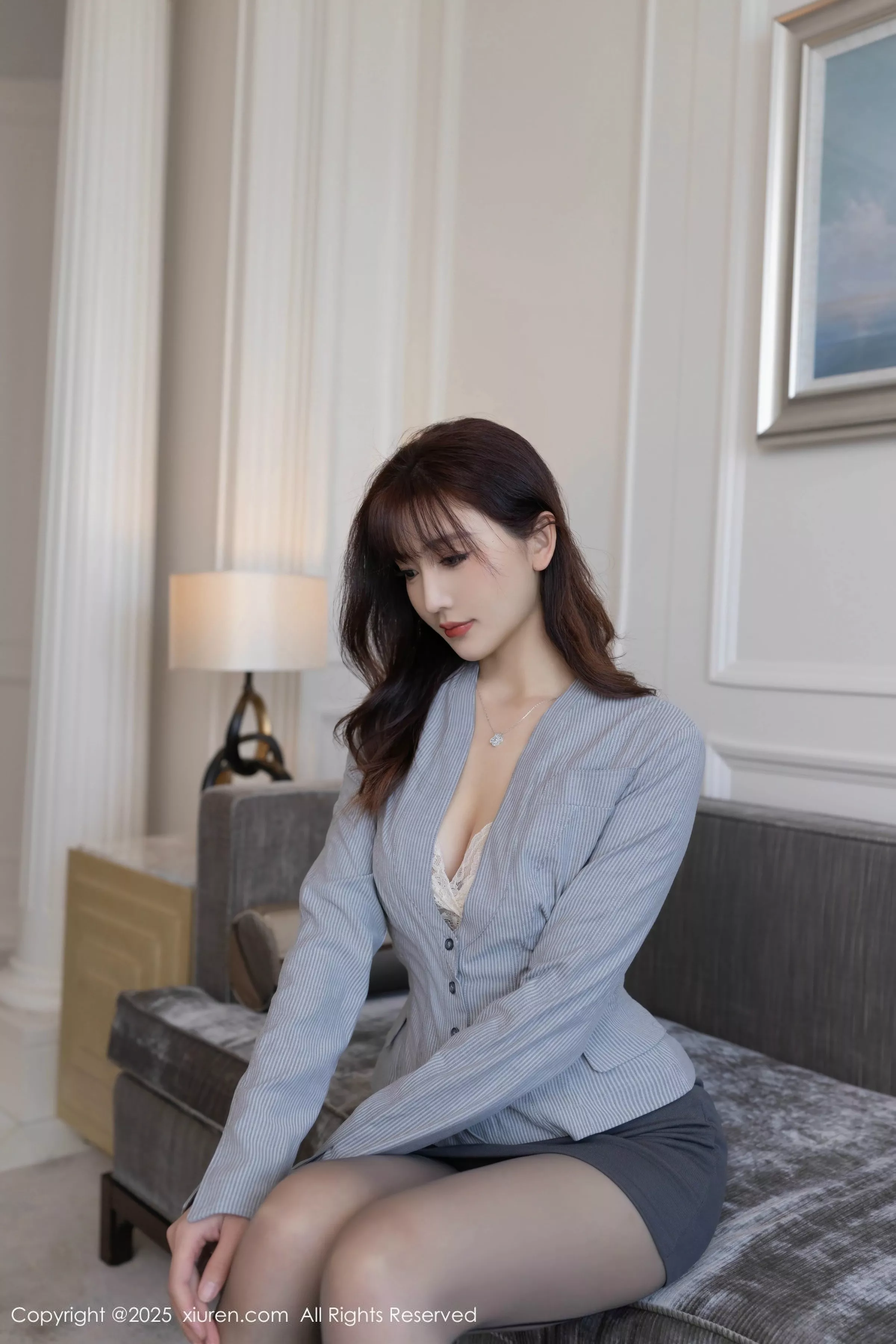 [[XiuRen秀人网]秀人网]No.10282_模特陆萱萱性感灰色OL服饰露白色内衣配超薄黑丝秀美腿诱惑写真80P