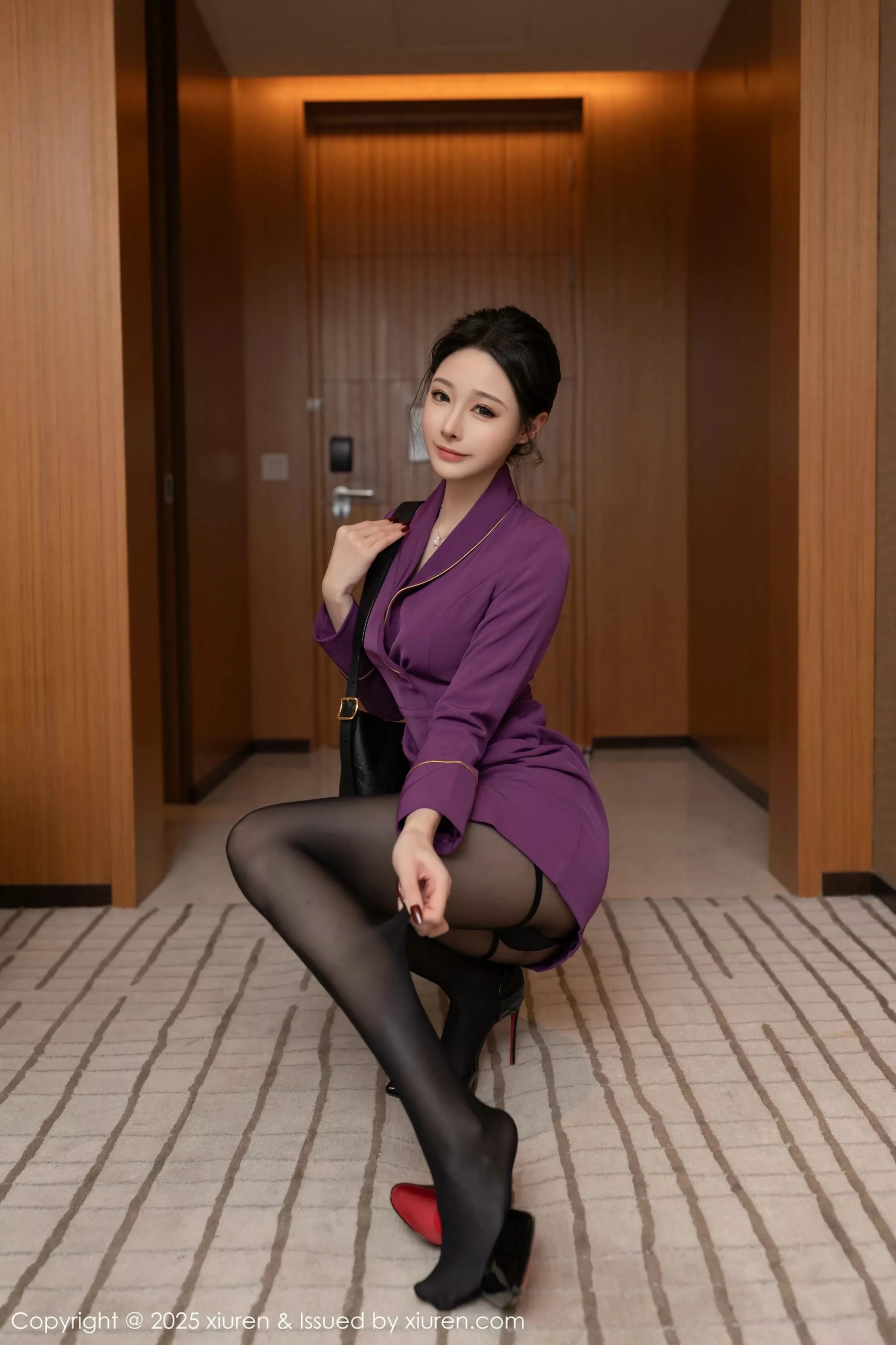 [[XiuRen秀人网]秀人网]No.10290_模特小逗逗性感紫色制服露黑色情趣内衣配超薄黑丝秀美腿诱惑写真80P