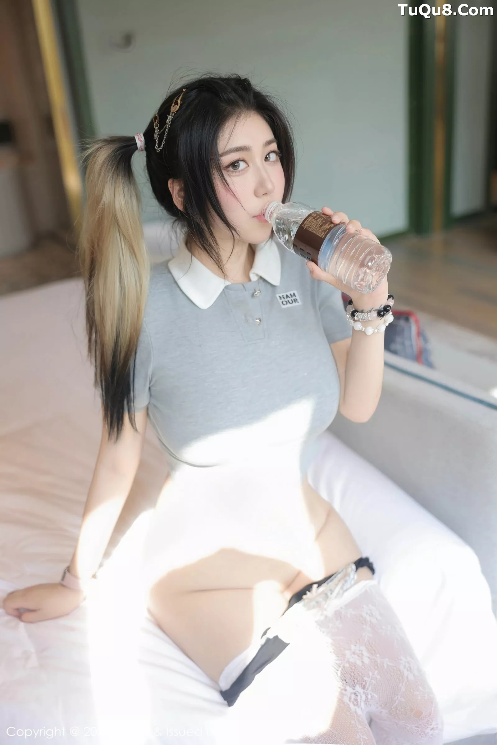 [[XiuRen秀人网]秀人网]No.10330_模特诺诺Hsu性感灰色服饰配白色蕾丝袜秀丰腴身材撩人诱惑写真60P