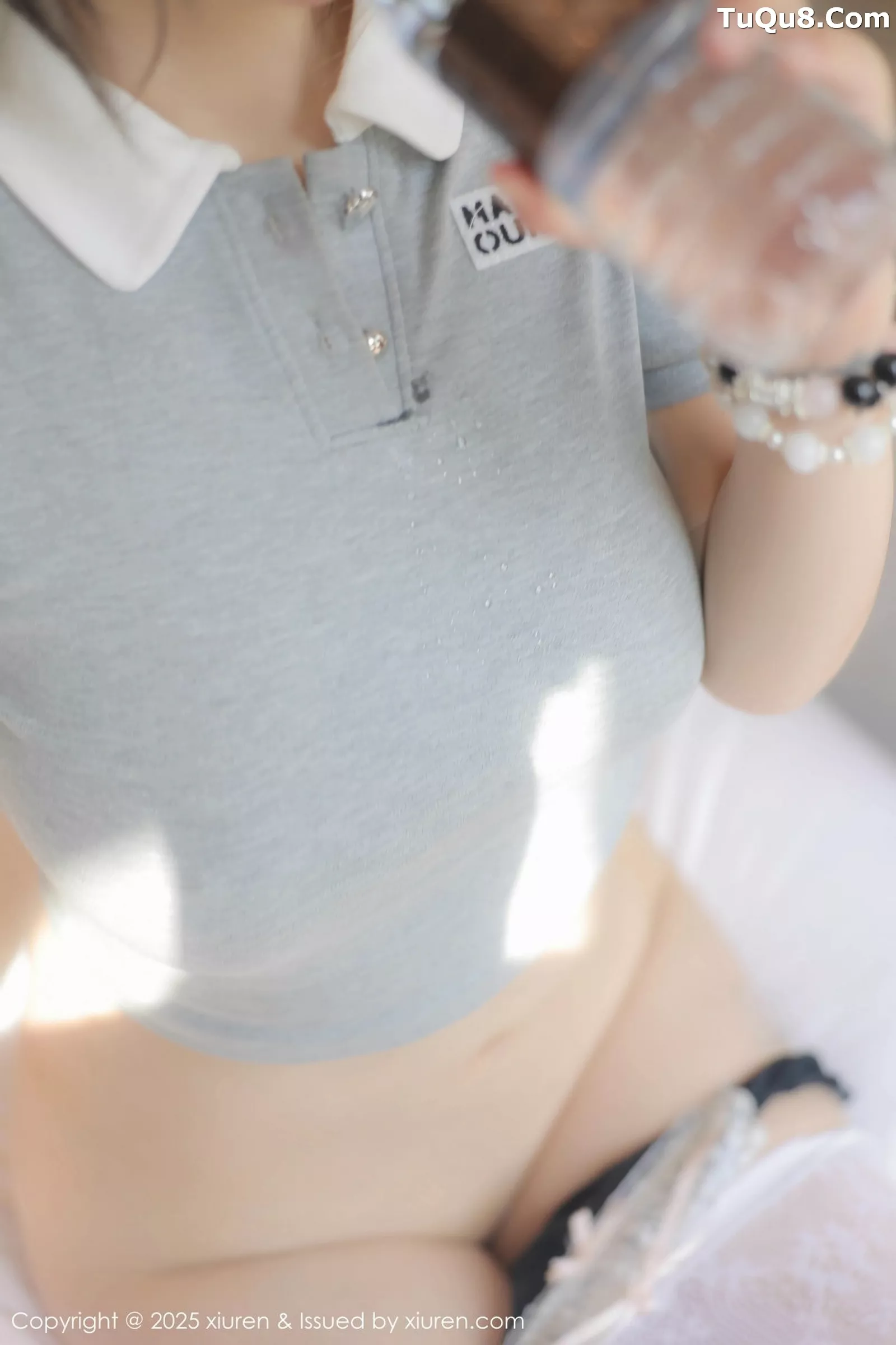 [[XiuRen秀人网]秀人网]No.10330_模特诺诺Hsu性感灰色服饰配白色蕾丝袜秀丰腴身材撩人诱惑写真60P