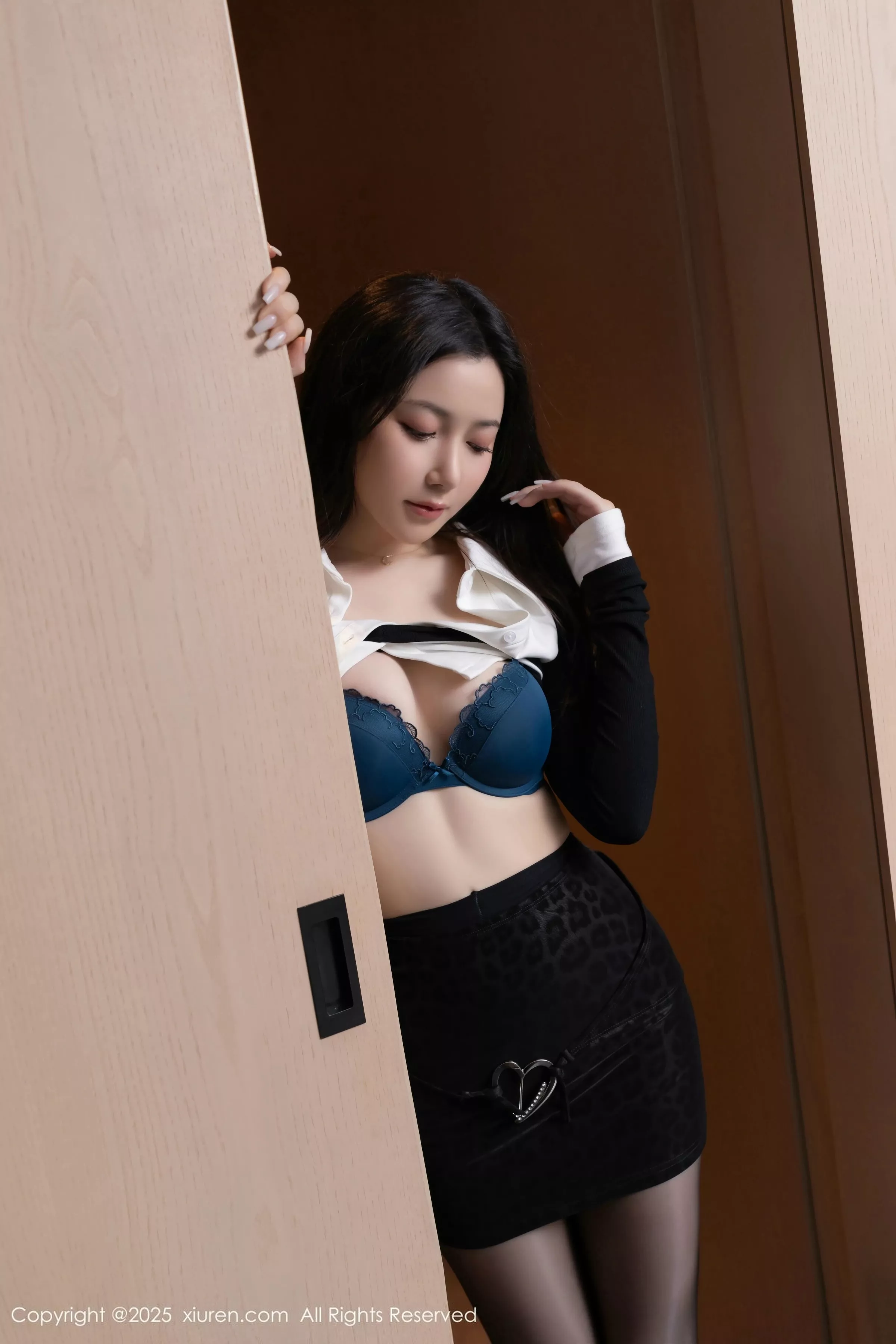 [[XiuRen秀人网]秀人网]No.10353_模特鱼子酱Fish性感黑色学生服饰配开档黑丝秀曼妙身姿诱惑写真80P