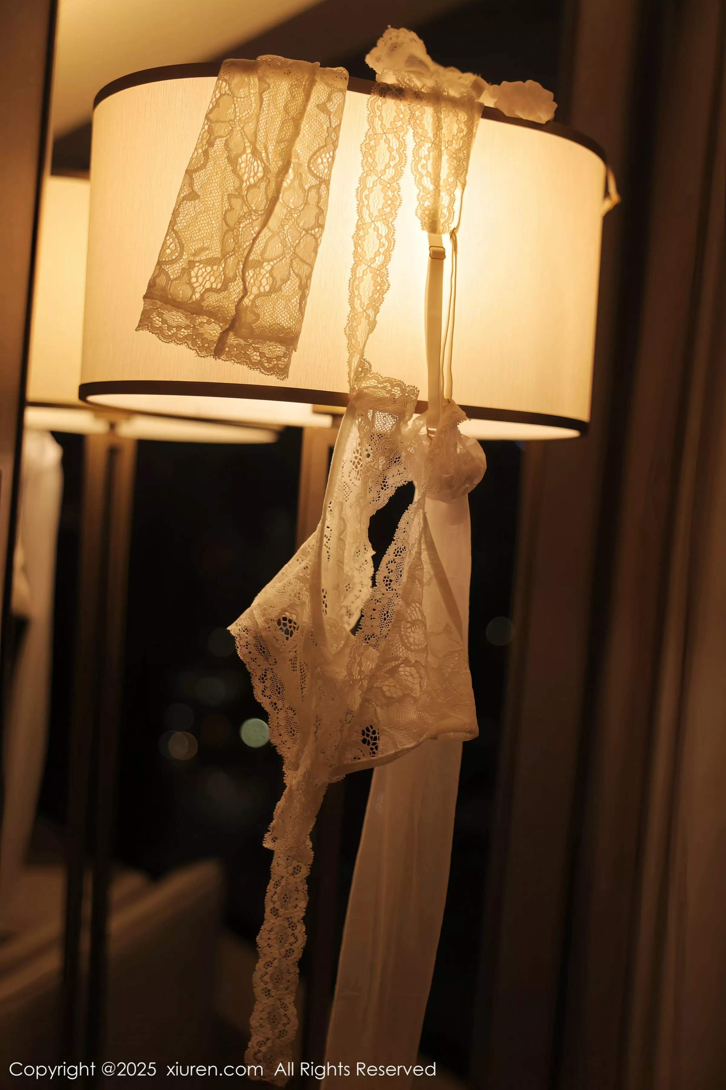 [[XiuRen秀人网]秀人网]No.10346_模特奶油猫呀性感白色蕾丝情趣服饰配白丝袜秀丰腴身材诱惑写真85P