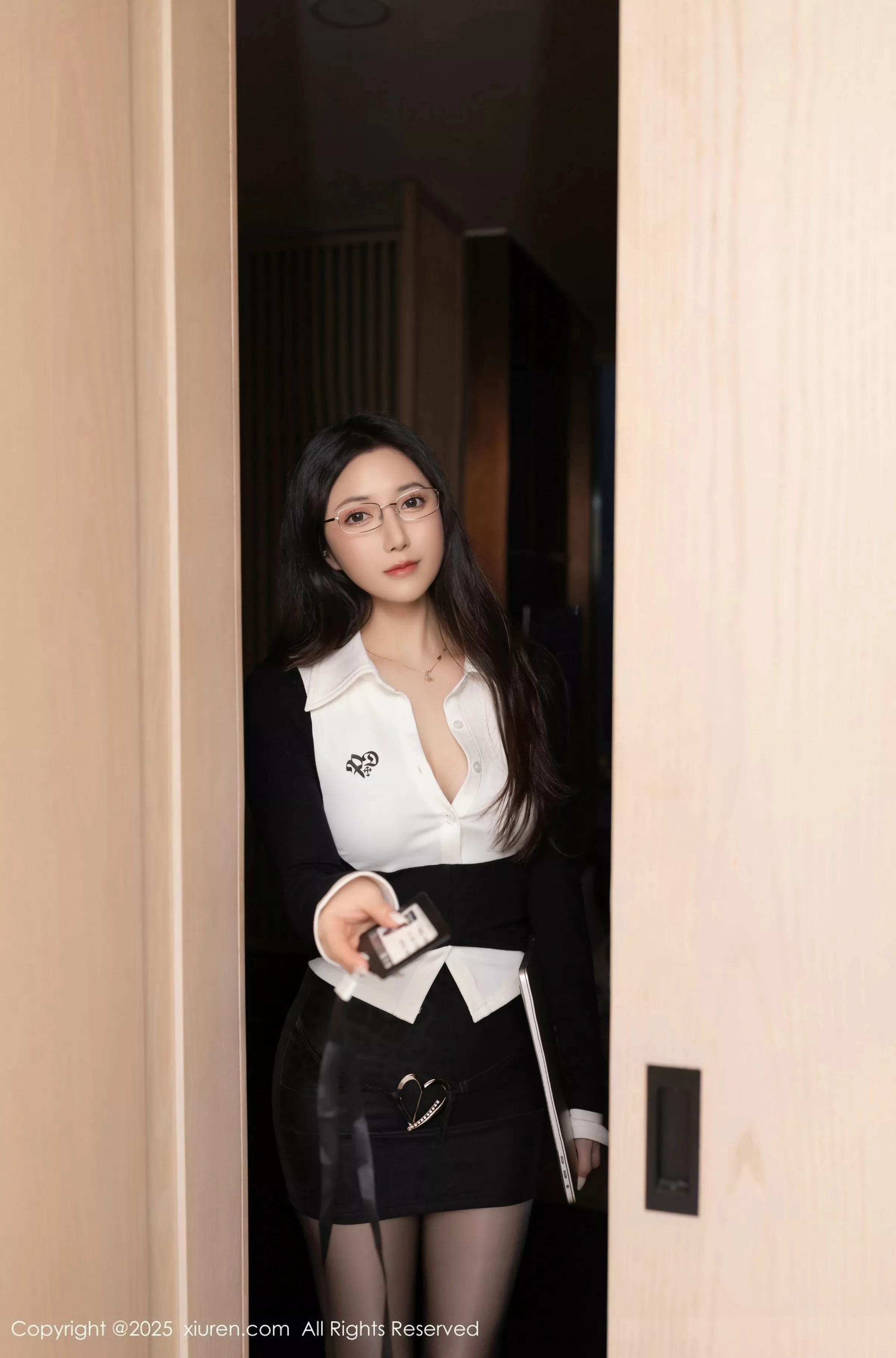 [[XiuRen秀人网]秀人网]No.10353_模特鱼子酱Fish性感黑色学生服饰配开档黑丝秀曼妙身姿诱惑写真80P