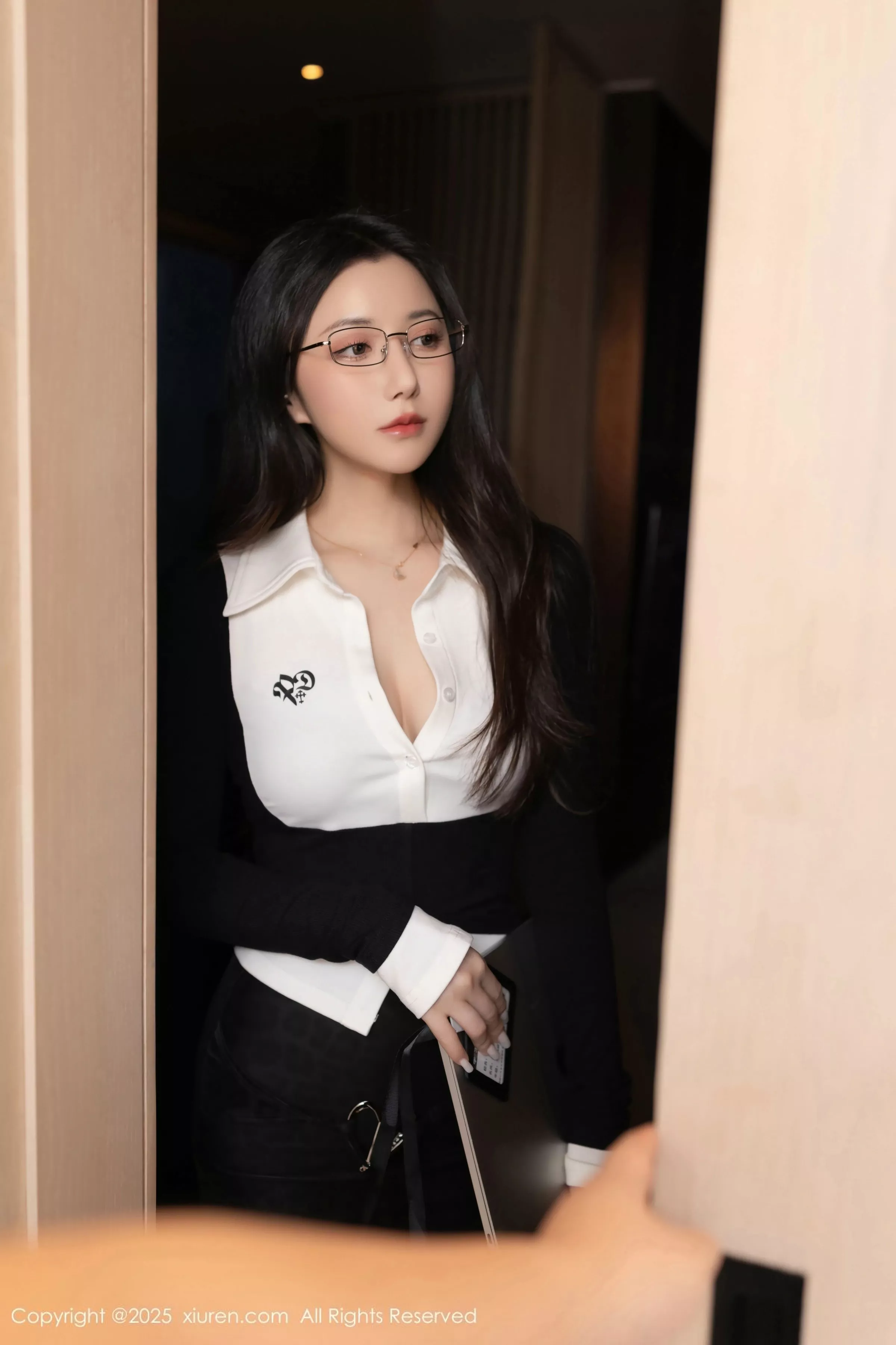 [[XiuRen秀人网]秀人网]No.10353_模特鱼子酱Fish性感黑色学生服饰配开档黑丝秀曼妙身姿诱惑写真80P