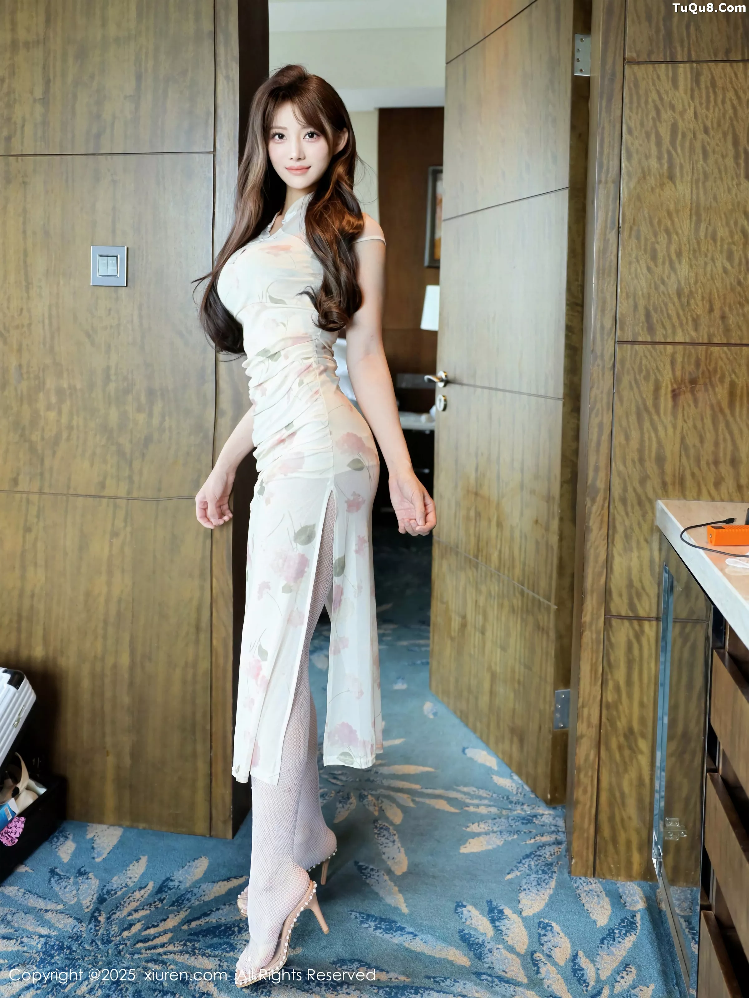 [[XiuRen秀人网]秀人网]No.10364_新人模特梨霜儿性感浅色旗袍配白丝网袜秀凹凸身材完美诱惑写真80P