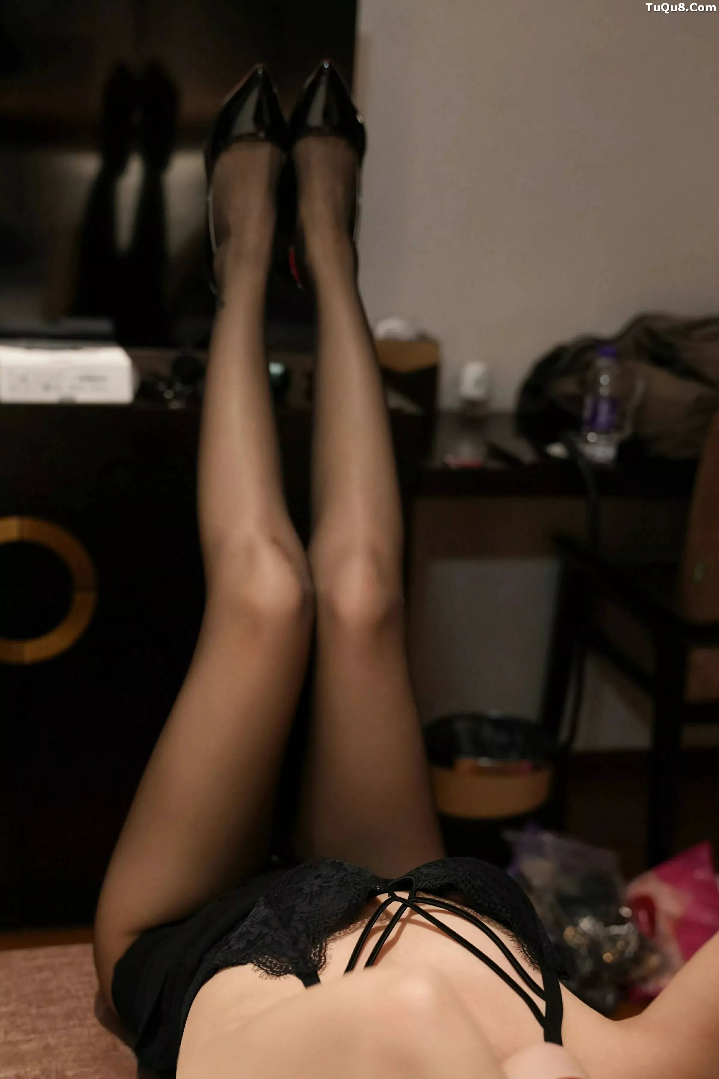 [[XiuRen秀人网]秀人网]No.10372_模特白芷yy性感黑色包臀裙配超薄无内黑丝秀翘臀美腿诱惑写真60P