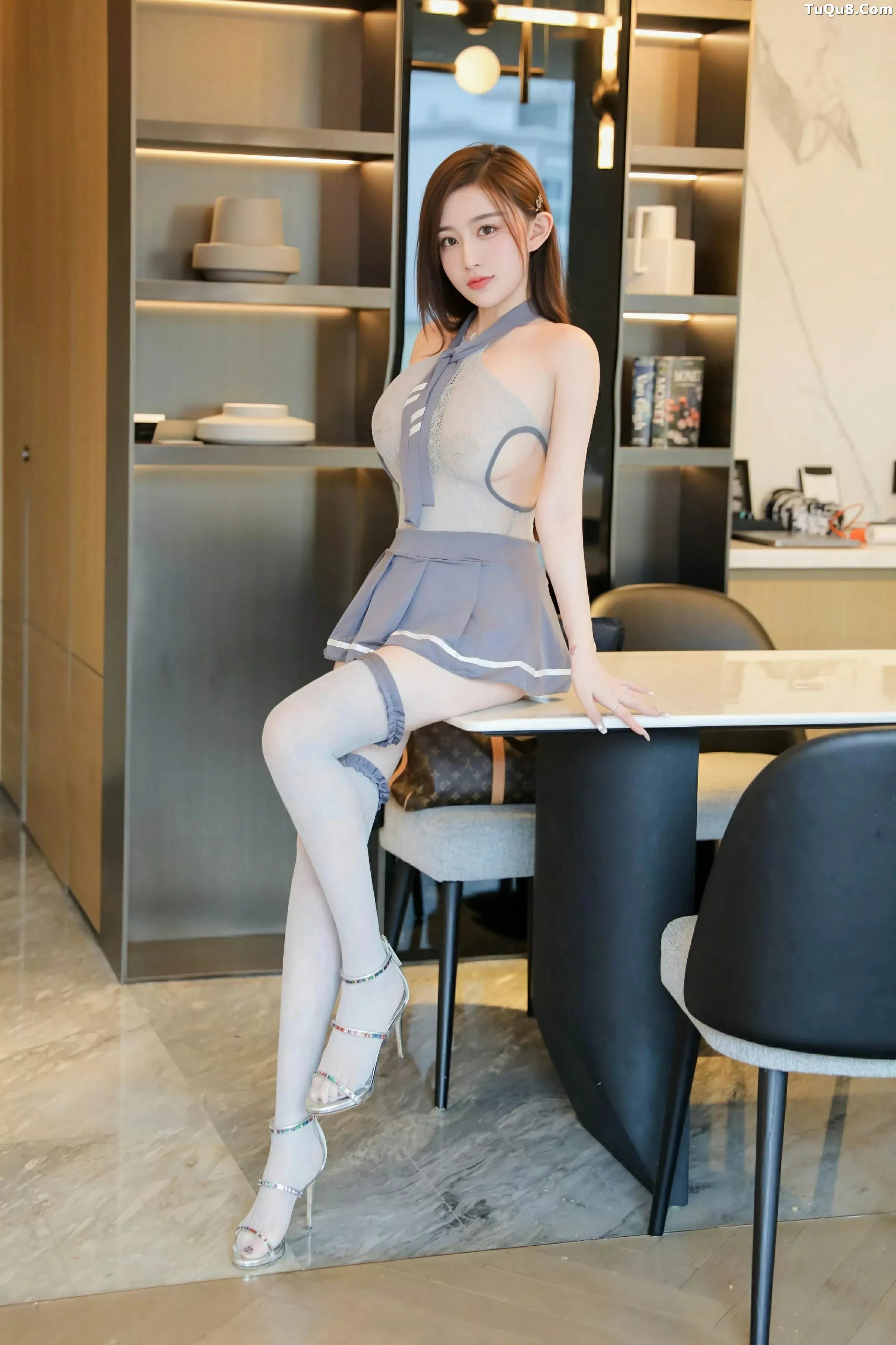 [[XiuRen秀人网]秀人网]No.10375_模特奶油猫呀性感灰色情趣服饰配灰色丝袜秀丰腴身材诱惑写真76P