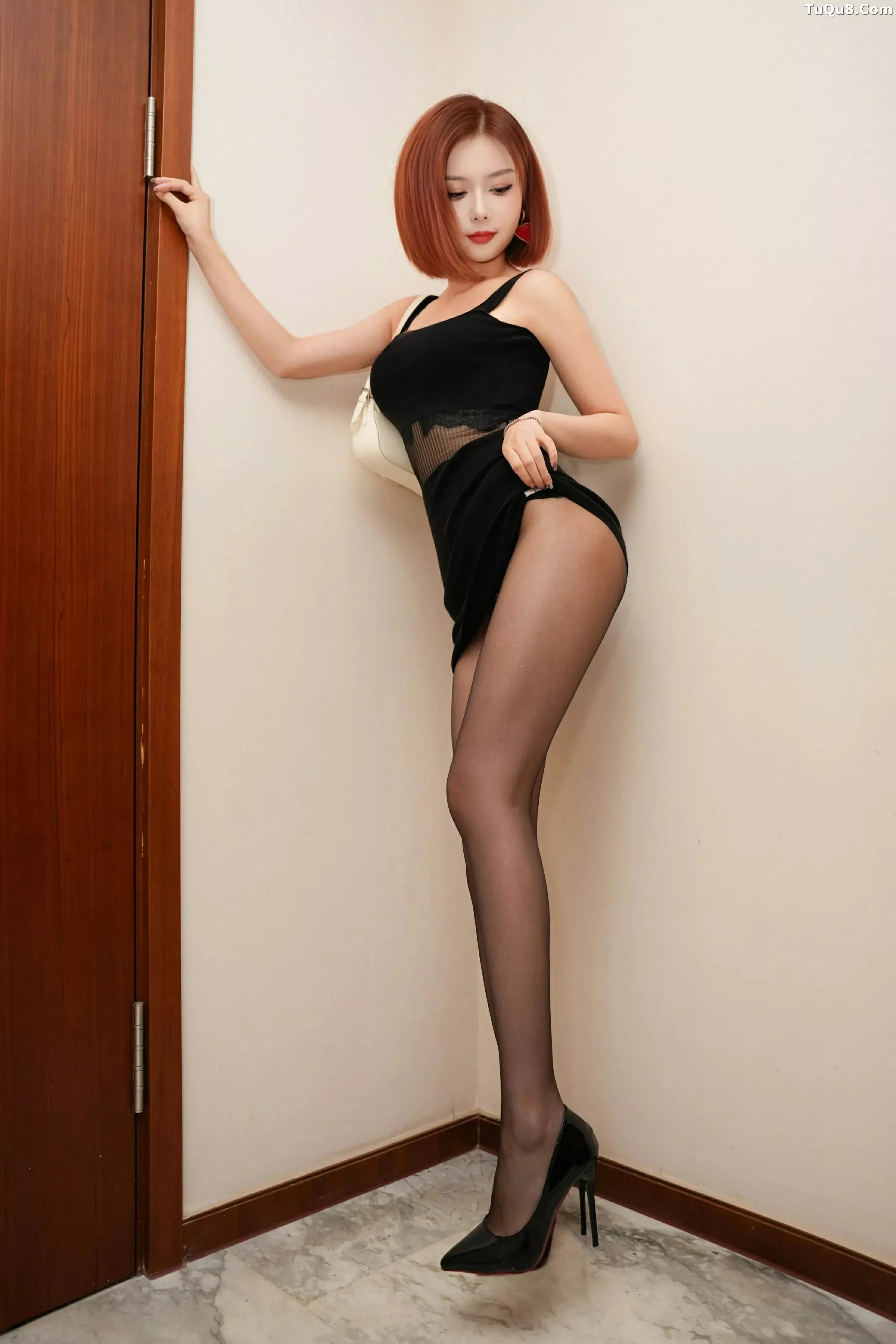 [[XiuRen秀人网]秀人网]No.10372_模特白芷yy性感黑色包臀裙配超薄无内黑丝秀翘臀美腿诱惑写真60P