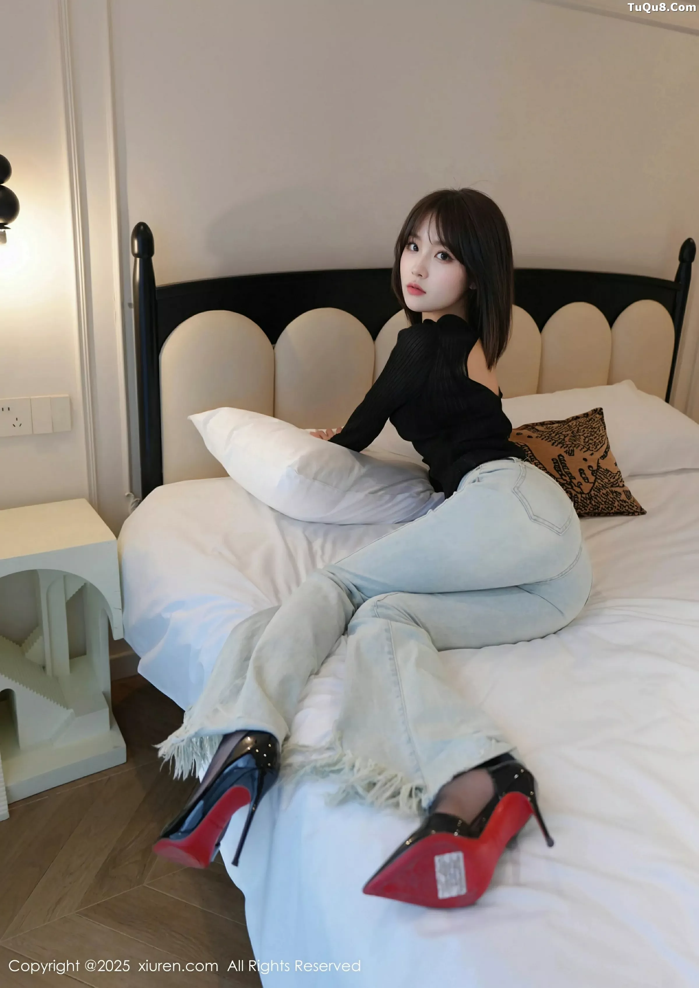 [[XiuRen秀人网]秀人网]No.10374_模特汁汁性感蓝色牛仔裤露超薄无内黑丝秀曼妙身姿诱惑写真56P