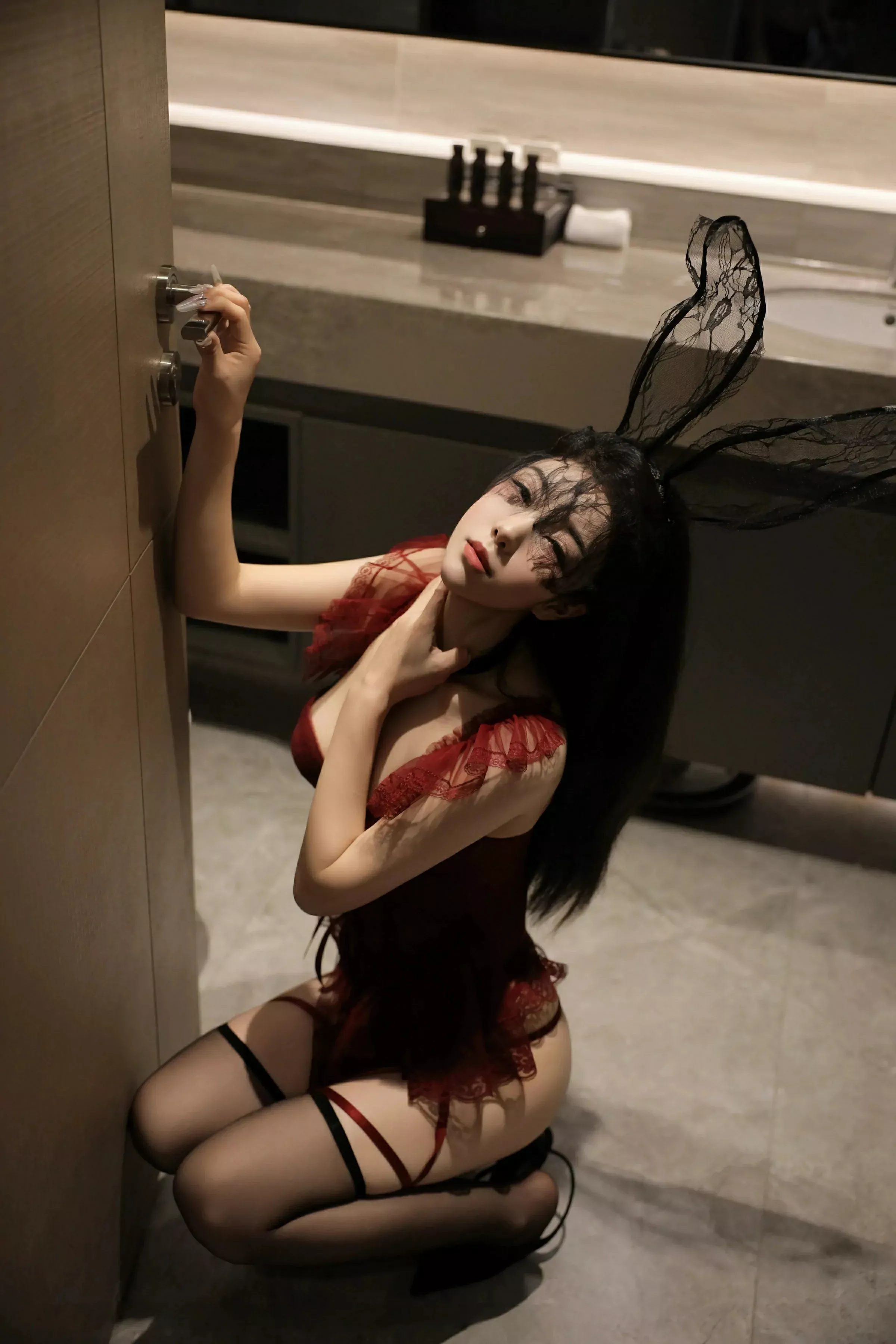 [[XiuRen秀人网]秀人网]No.10386_新人模特李安妮性感红色情趣内衣配黑丝吊袜秀丰腴身材诱惑写真80P