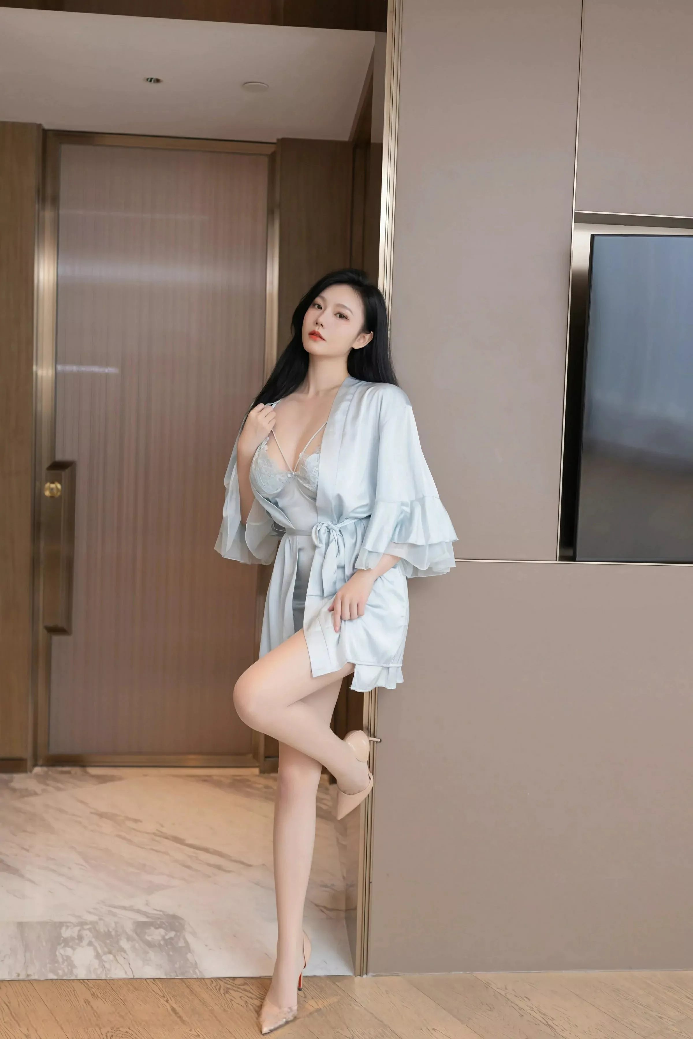 [[XiuRen秀人网]秀人网]No.10390_模特安然anran性感蓝色吊带睡裙配肉色丝袜秀曼妙身姿诱惑写真80P
