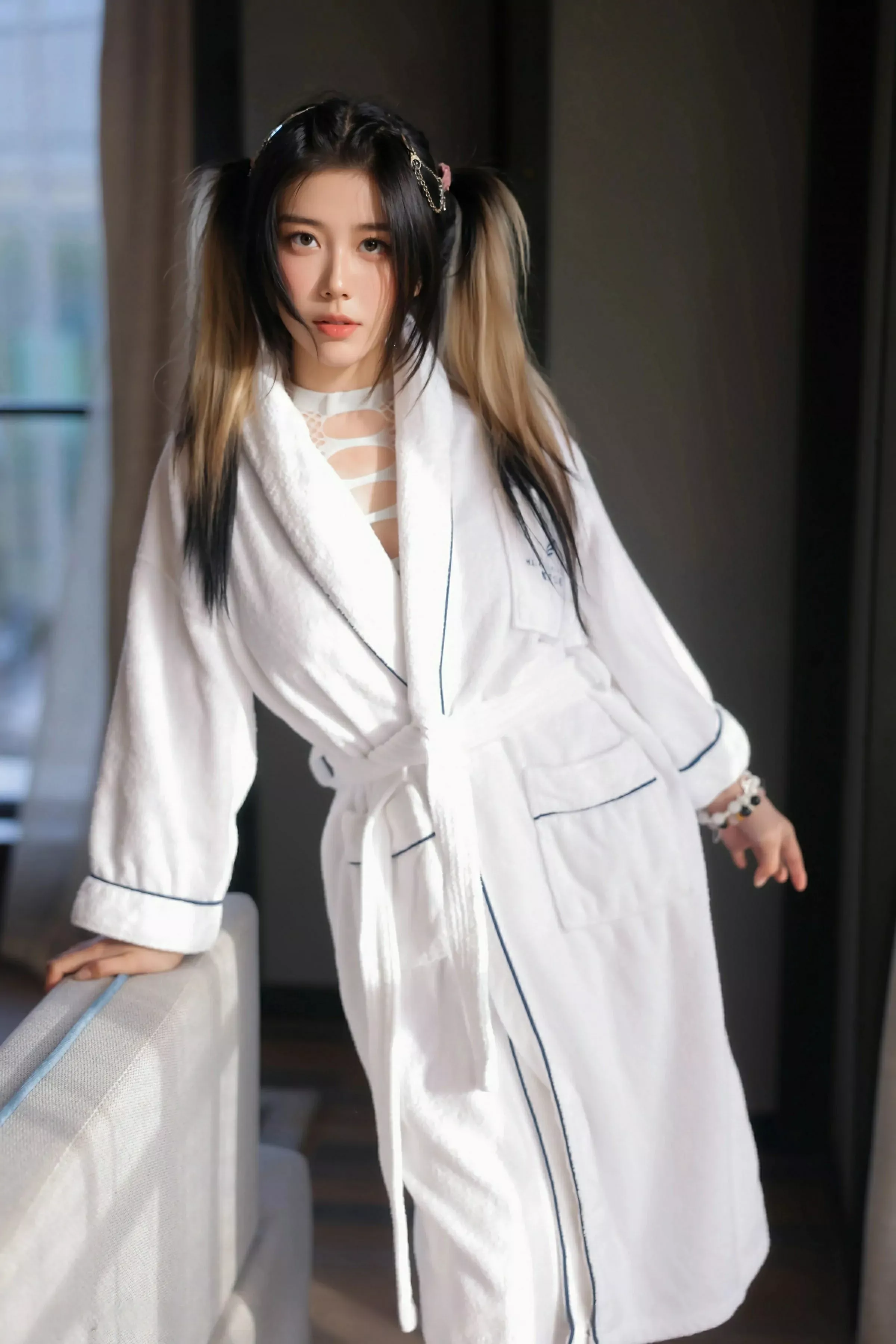 [[XiuRen秀人网]秀人网]No.10394_模特诺诺Hsu性感缕空情趣内衣配灰色丝袜秀丰腴身材诱惑写真54P